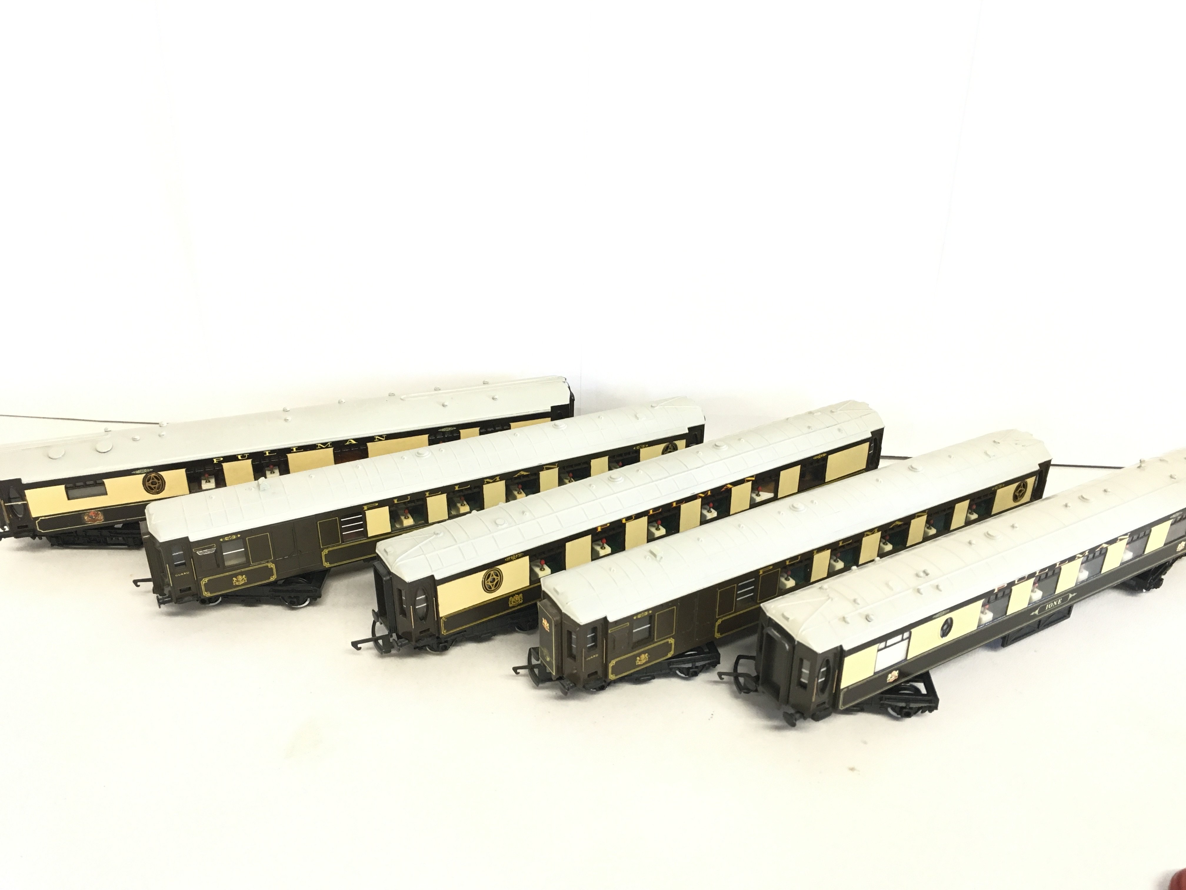 5 X 00 Gauge Pullman Coaches. Maker Unknown.