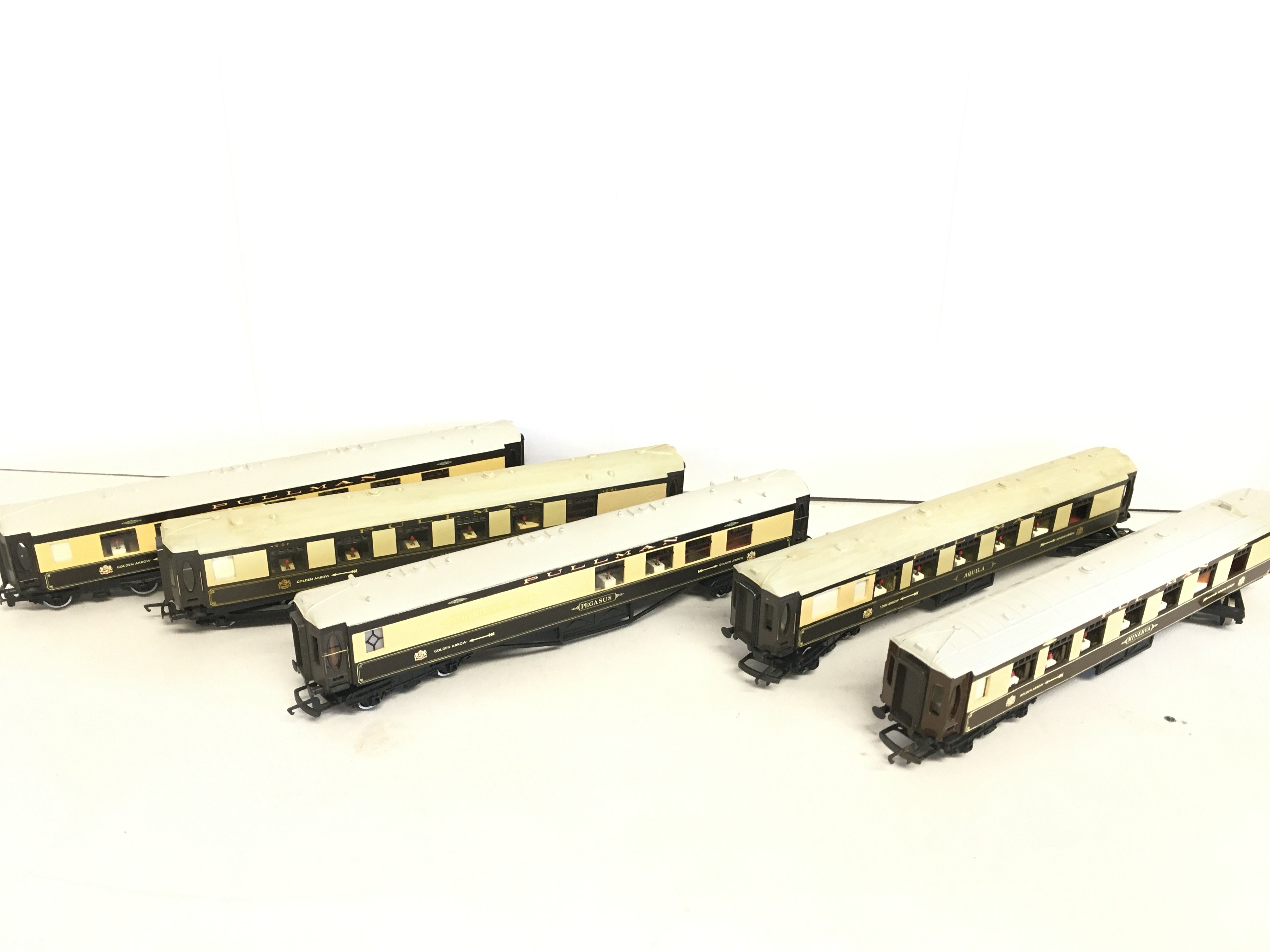 5 X Hornby 00 Gauge Golden Arrow Pullman Coaches. No Reserve.
