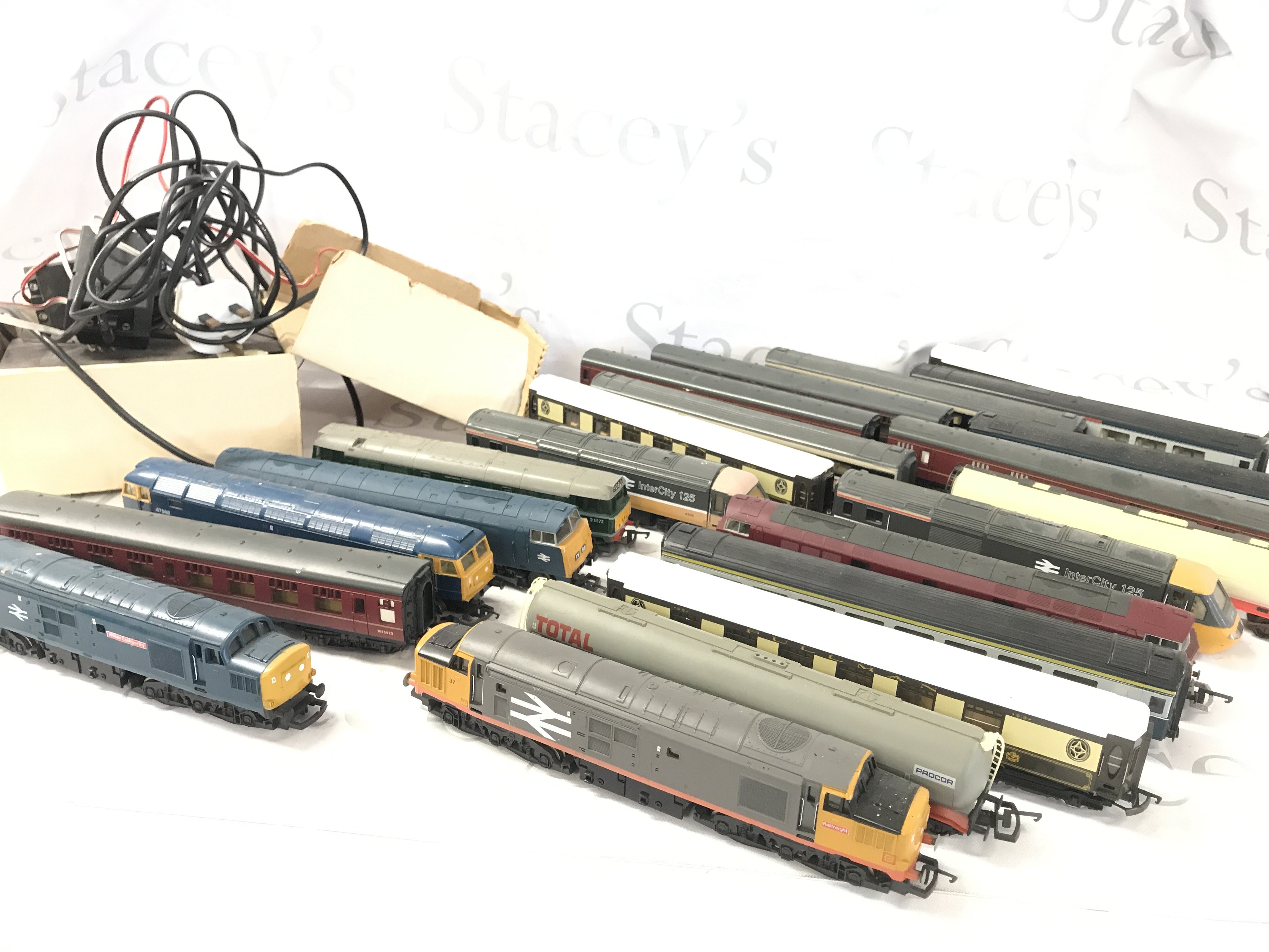 A Collection of 00 Gauge Locomotives And Coaches. Ideal for Spare Parts/Repairs Etc.