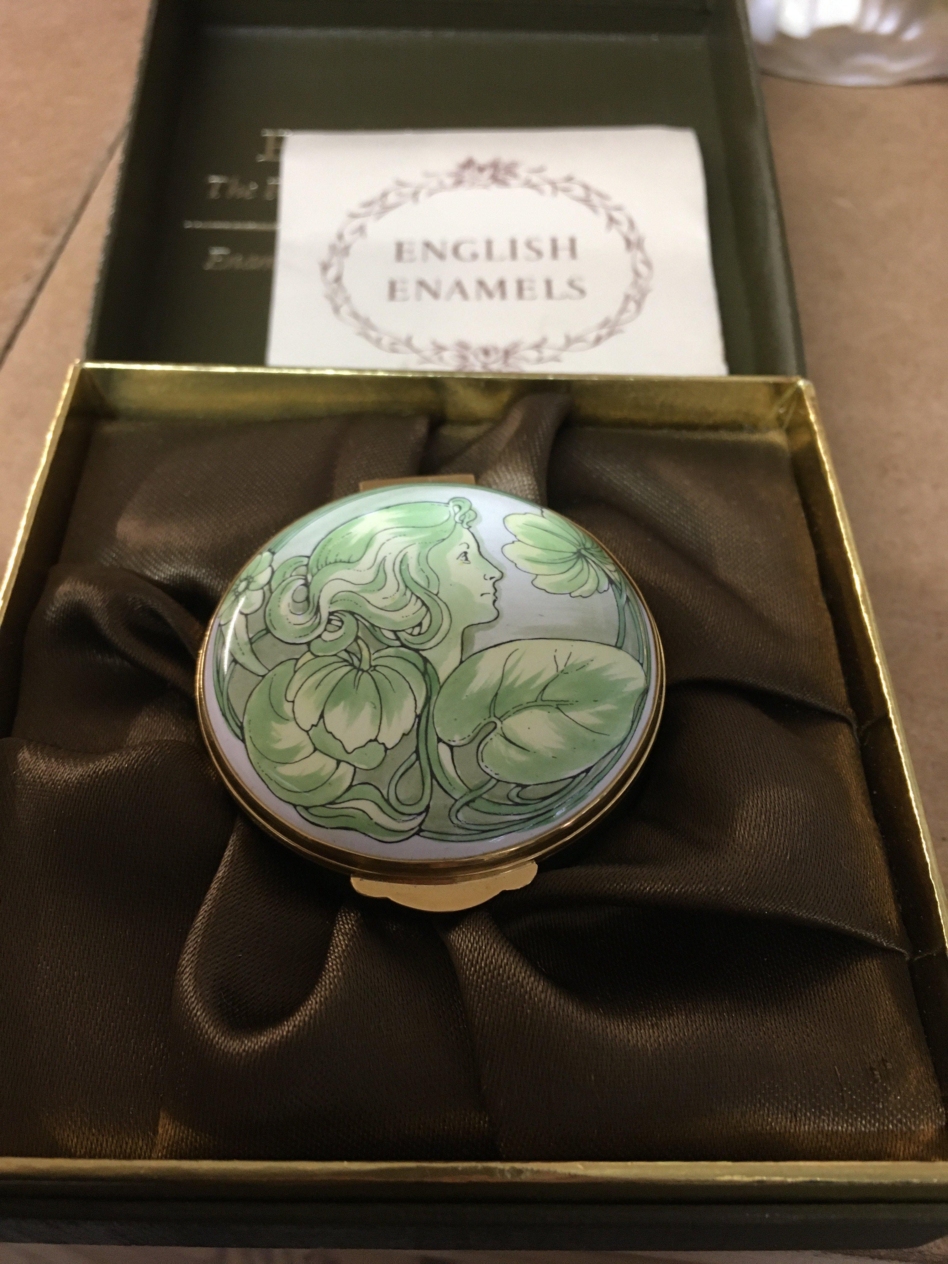 WITHDRAWN - Four Doulton figures a small character jug a boxed English enamel together with two Gaudi plates NO RESERVE