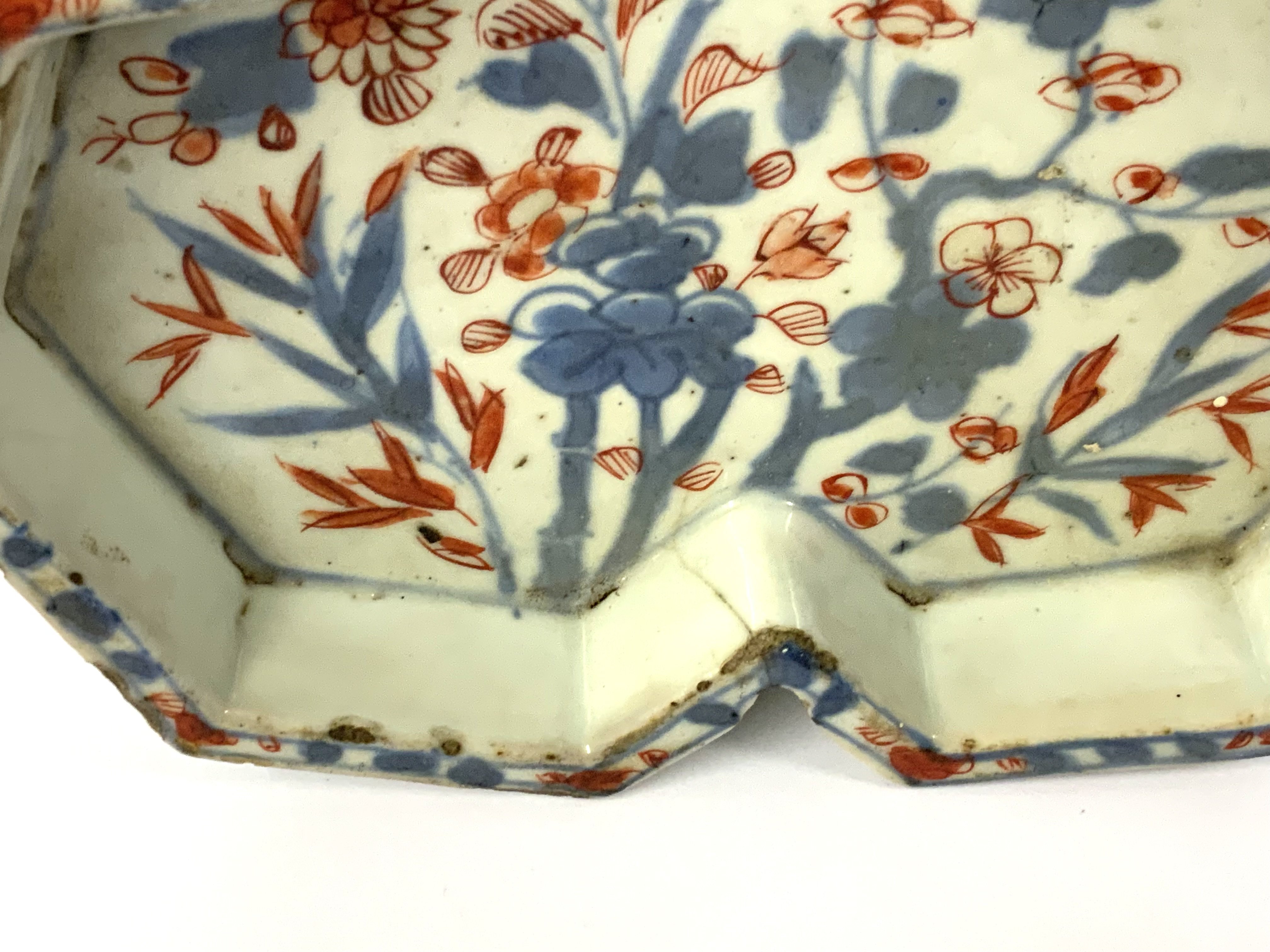 A small early Chinese Imari trefoil dish. 14.4cm. (Some chipping to rims and hairline). NO RESERVE
