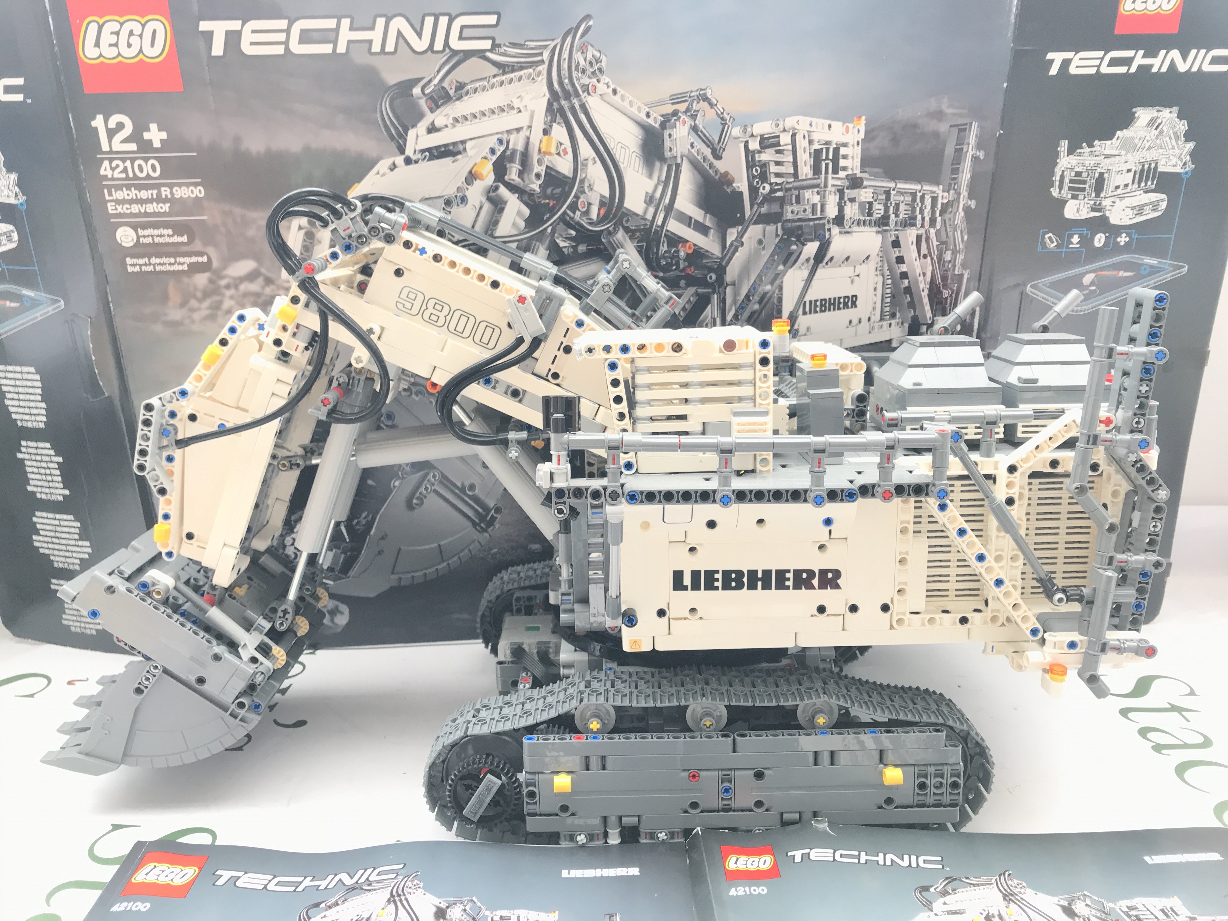 A Lego Technic Liebher R9800 Excavator #42100 with Manuals And Box. Appears To Be Complete. This Lot Cannot be Posted In House. (2).