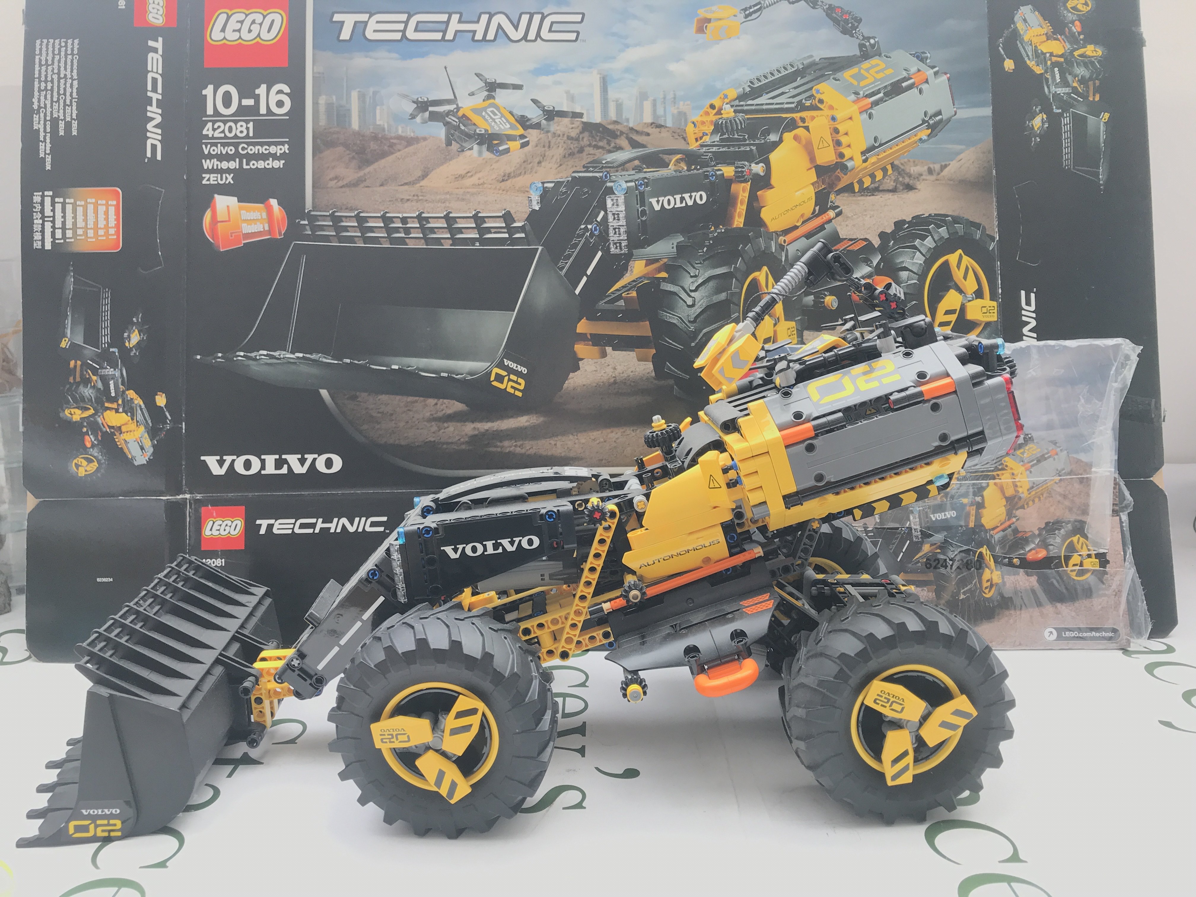 A Lego Volvo Concept Wheel Loader #42081. With Box And Manual. This Lot Cannot Be Posted In House. (2).