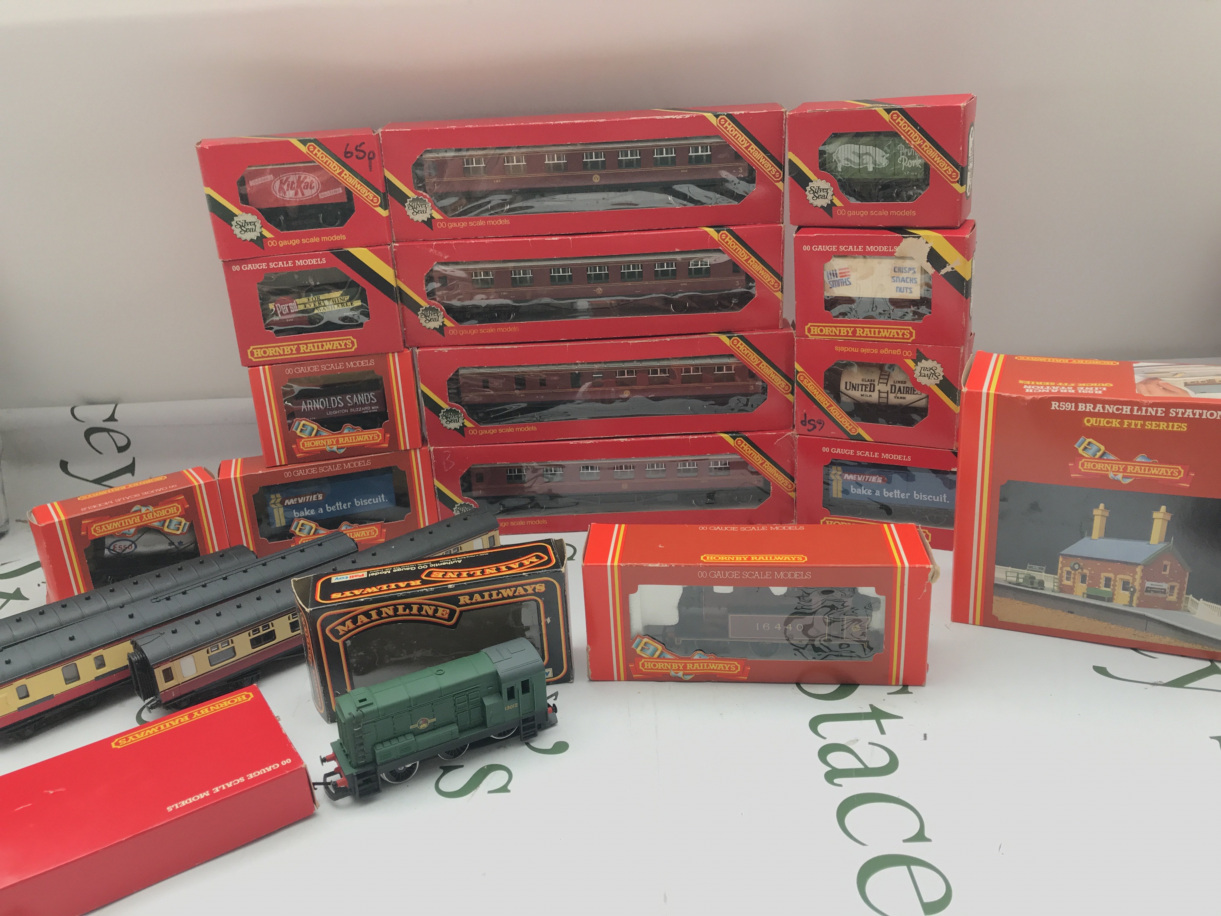 A Collection Of Boxed And Loose 00 Gauge Coaches. Wagons.Track.And 2 Locos. No Reserve.