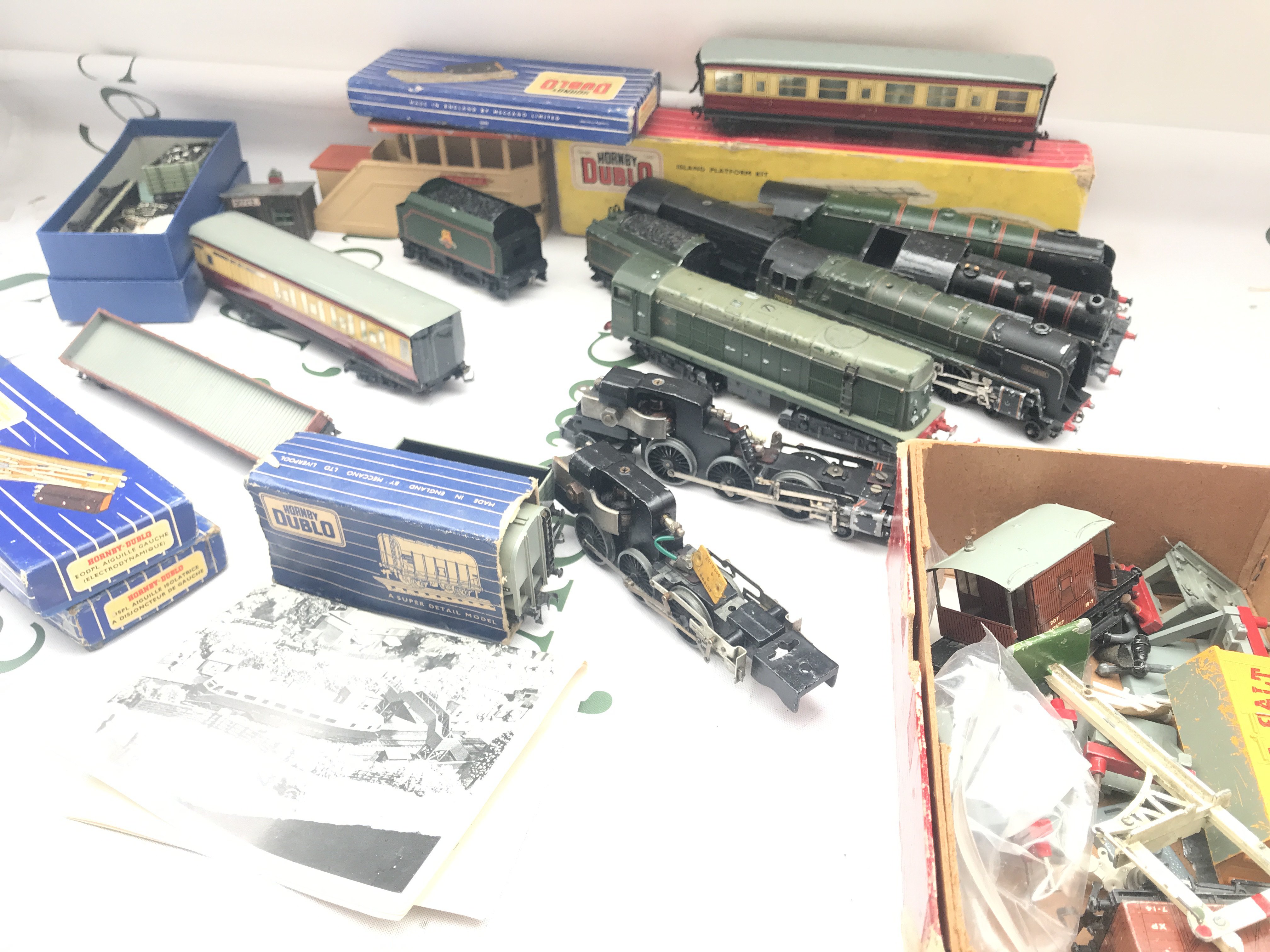 A Collection Of Hornby 00 Gauge 3-Rail Locos. Track and Accessories. Ideal For Spare Parts. Etc. No Reserve.