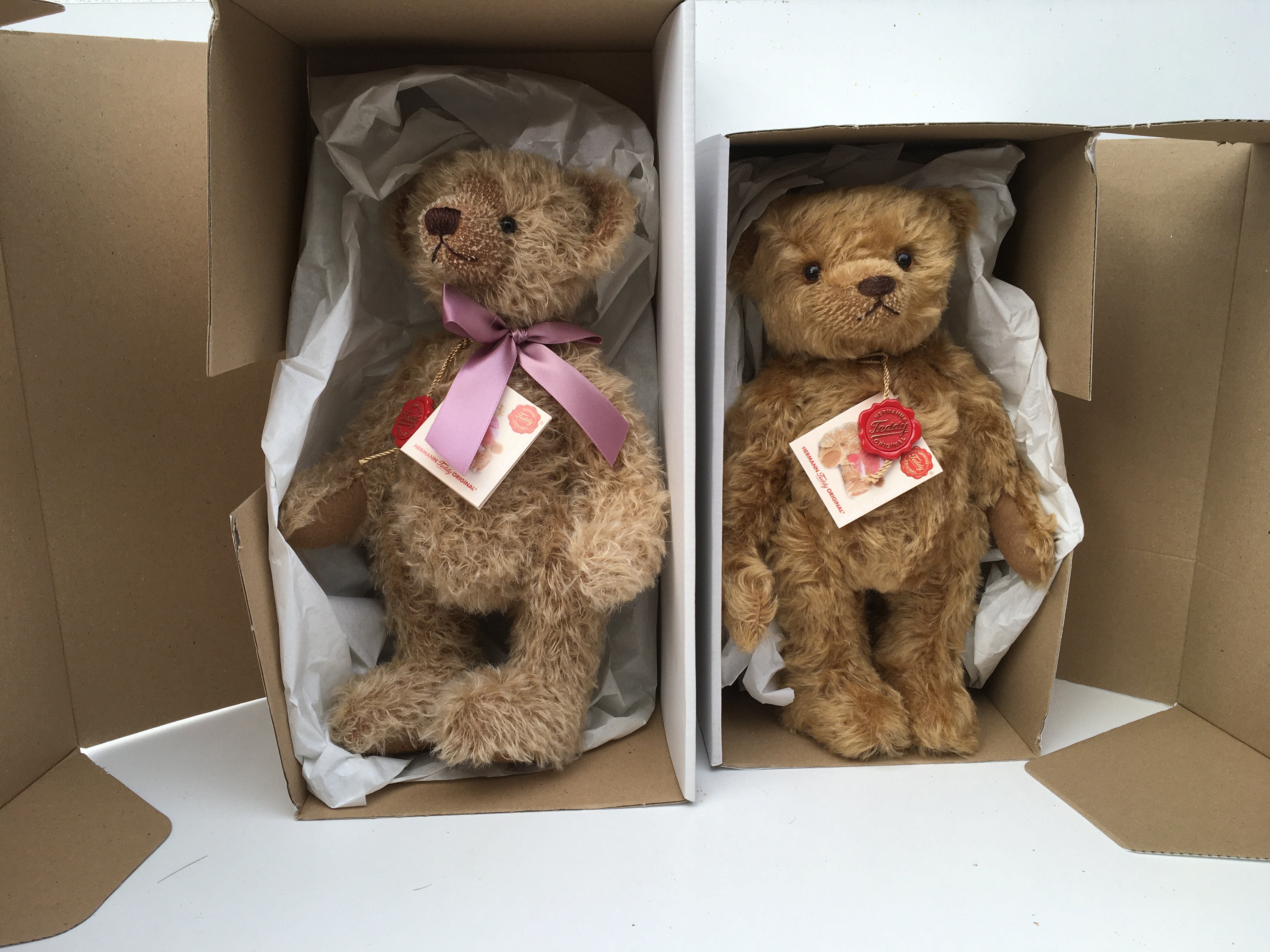 Two boxed windup musical Herman teddy bears. 1x 2011 golden brown 27 cms UK Bear no.41 of 300 and 1x 2009 light brown 30cms UK Bear no.6 of 250. No reserve (2)