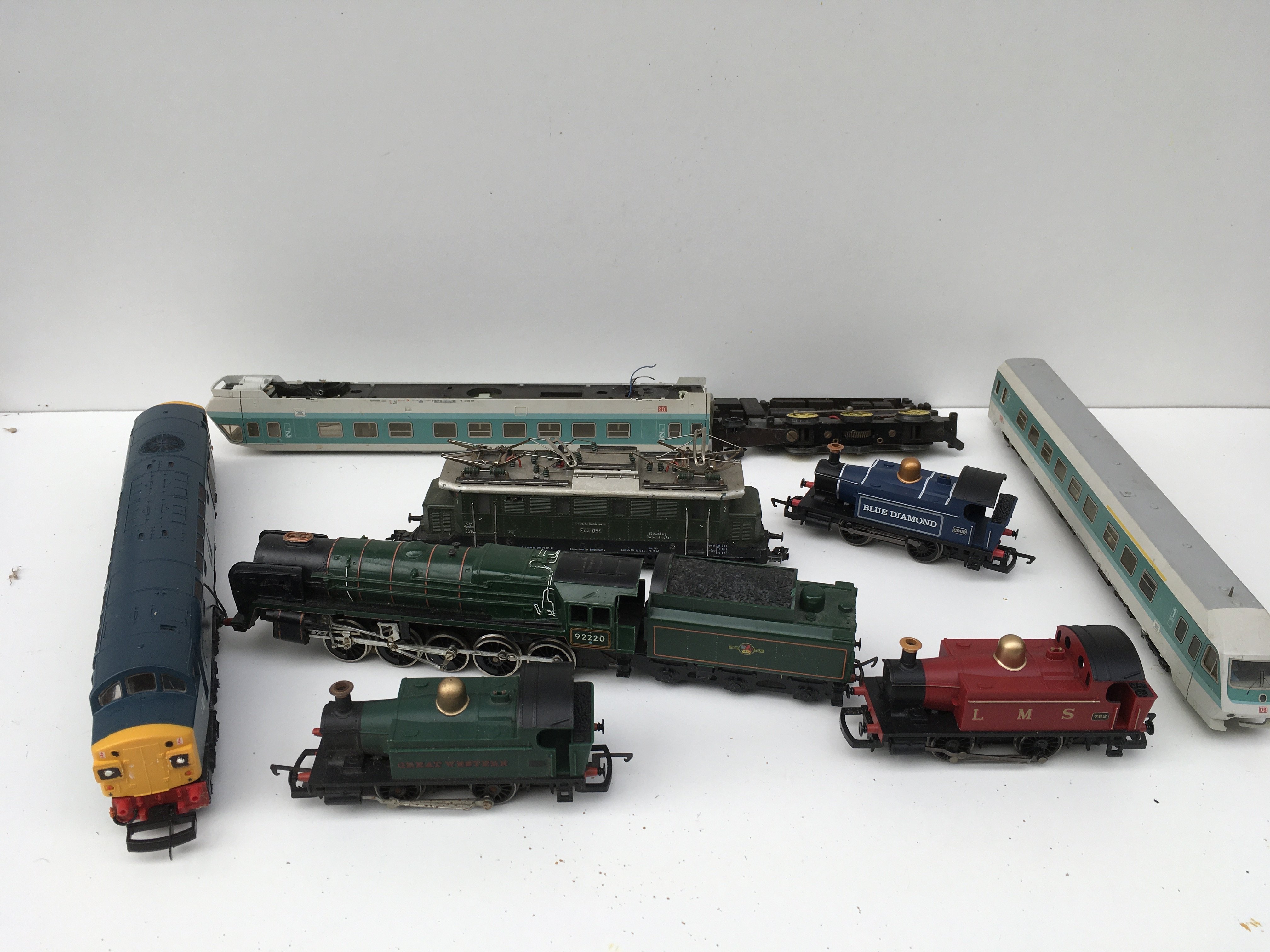 A collection of 9 model railway locomotives 00 gauge manufactured by Hornby..Lima and others. Some appear as having parts missing. No reserve.