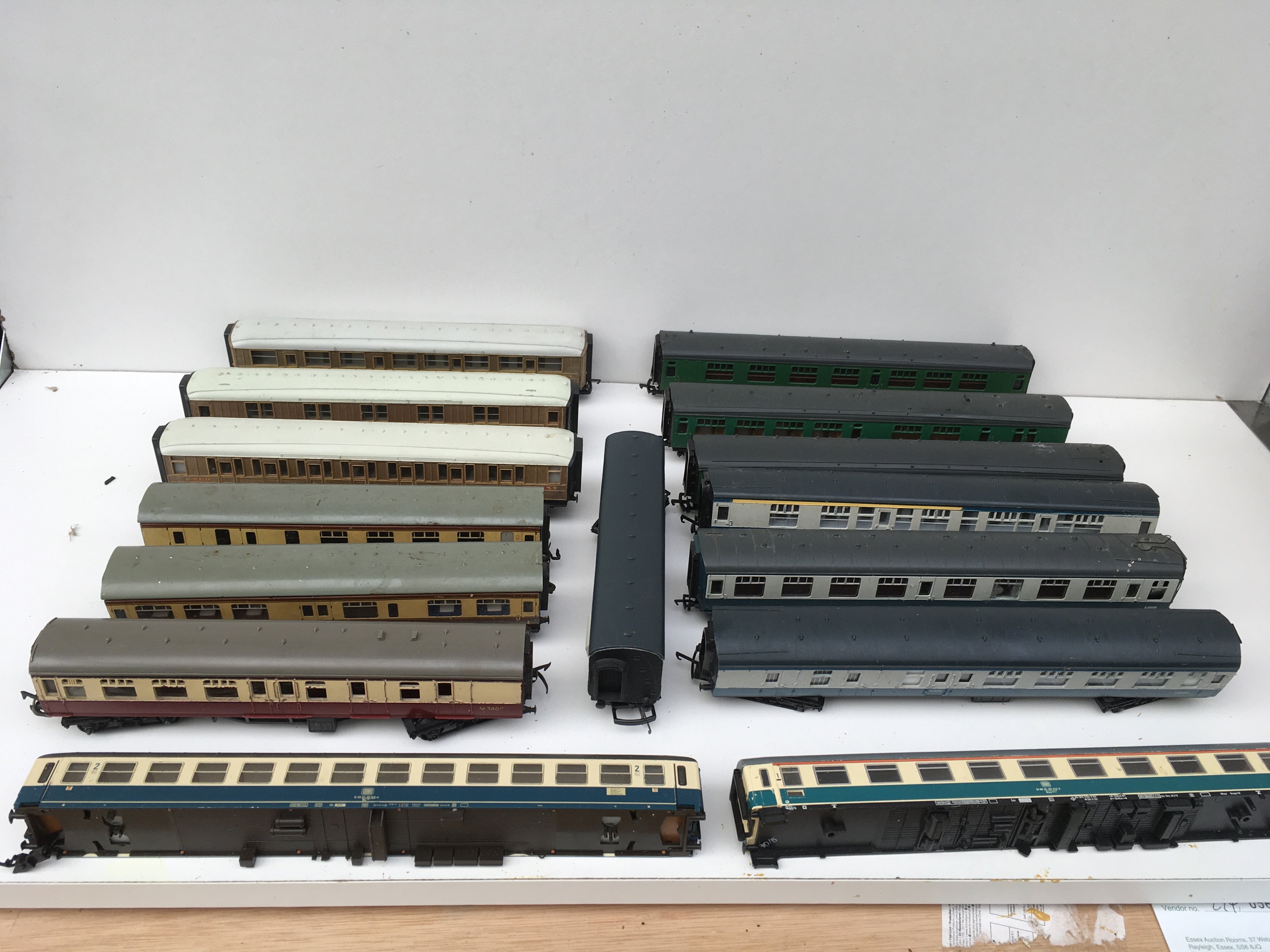 A collection of 15 x 00 gauge model railway carriages by various manufacturers some appear incomplete. No reserve