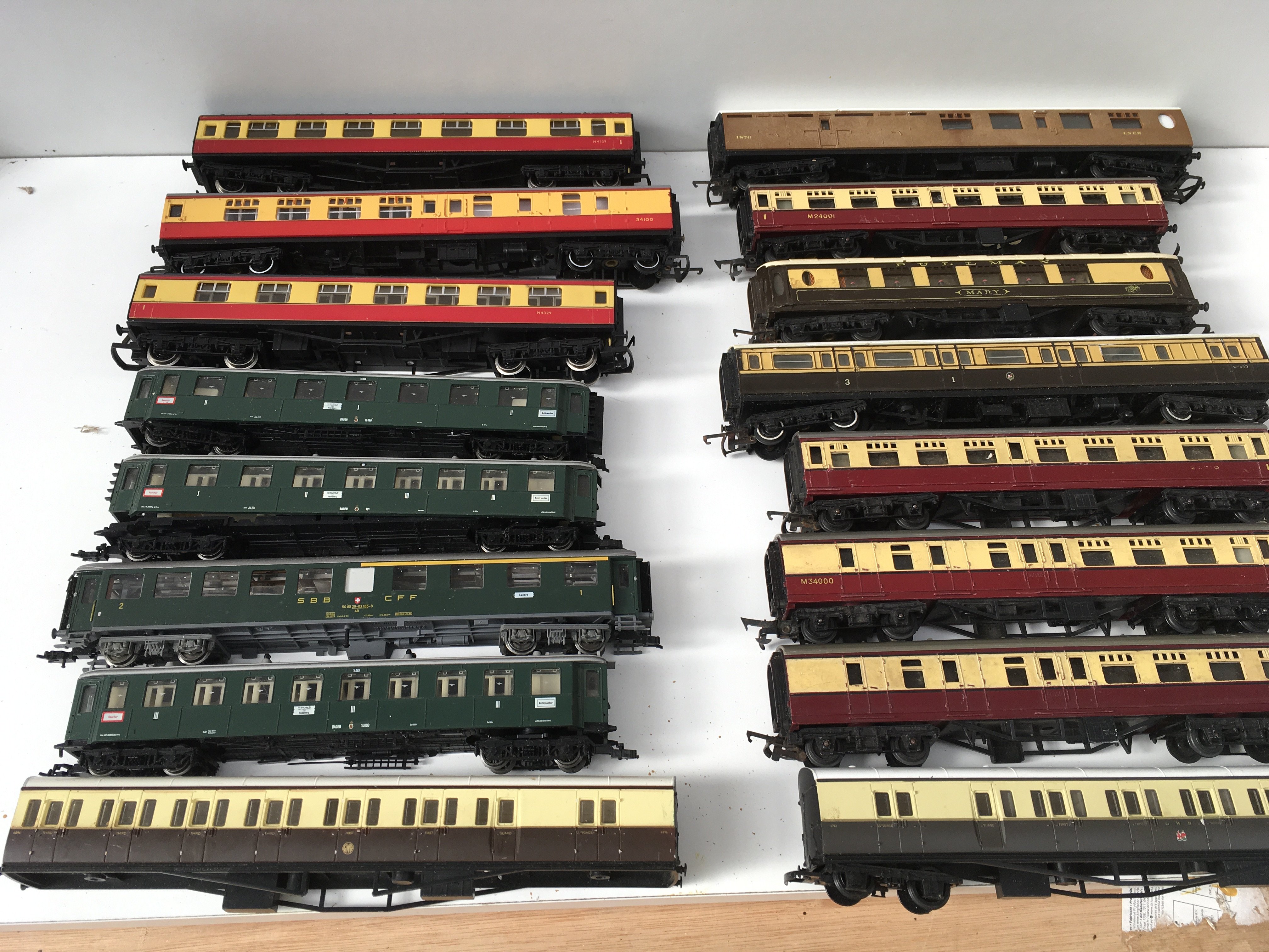 A collection of 16 model railway carriages by a variety of manufacturers some appear missing parts. 00 gauge. No reserve.