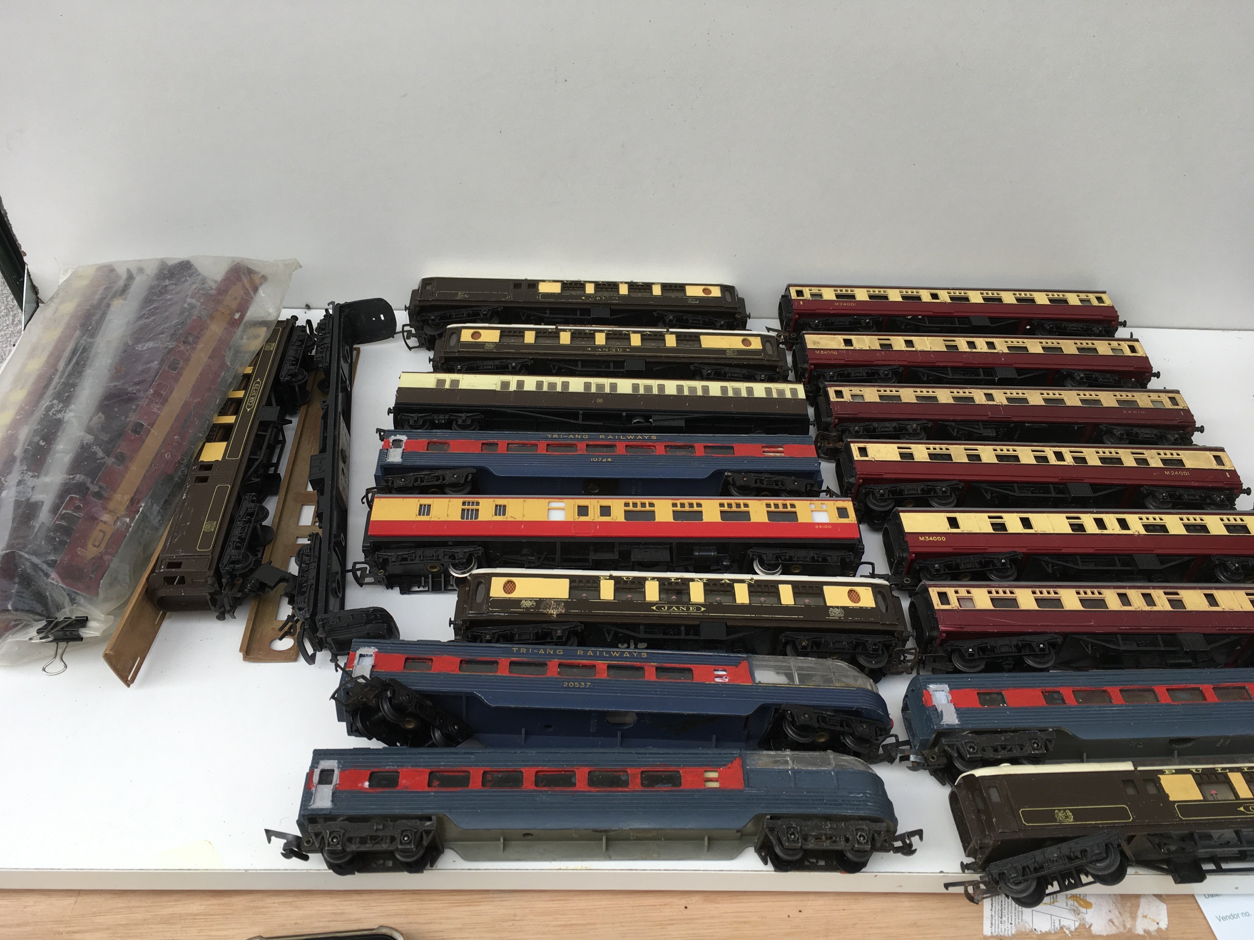 A collection of 17 model railway carriages and some spare parts. Manufacturers include Triang ..Hornby etc. 00gauge. No reserve