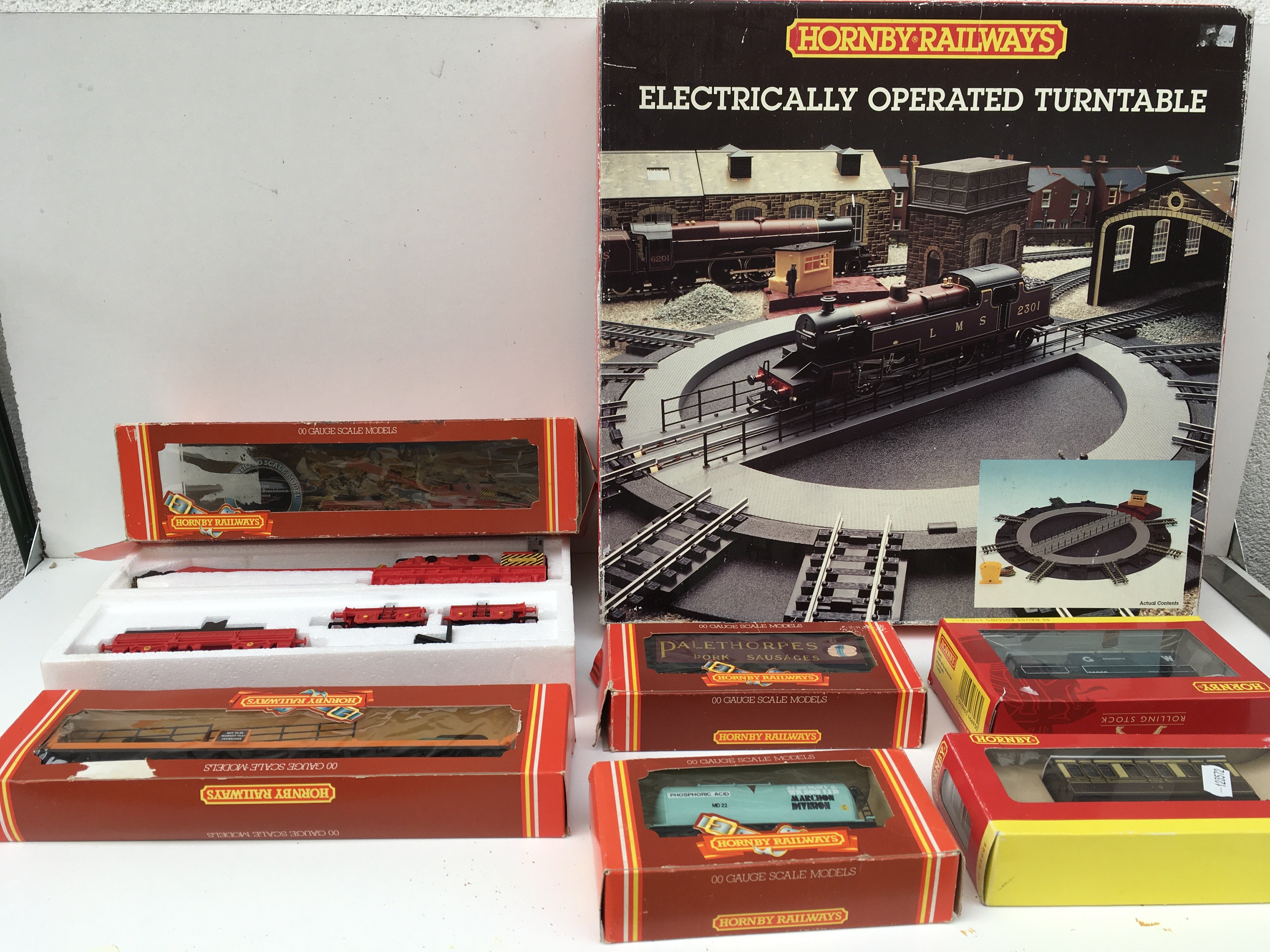 A collection of boxed 00 gauge model railway accessories by Hornby includes electrically operated turntable and vehicles. R026 &#2013266057&#2013265947_R446&#2013266057&#2013265947_R6693&#2013266057&#2013265947_R733&#2013266057&#2013265947_R126 No reserve
