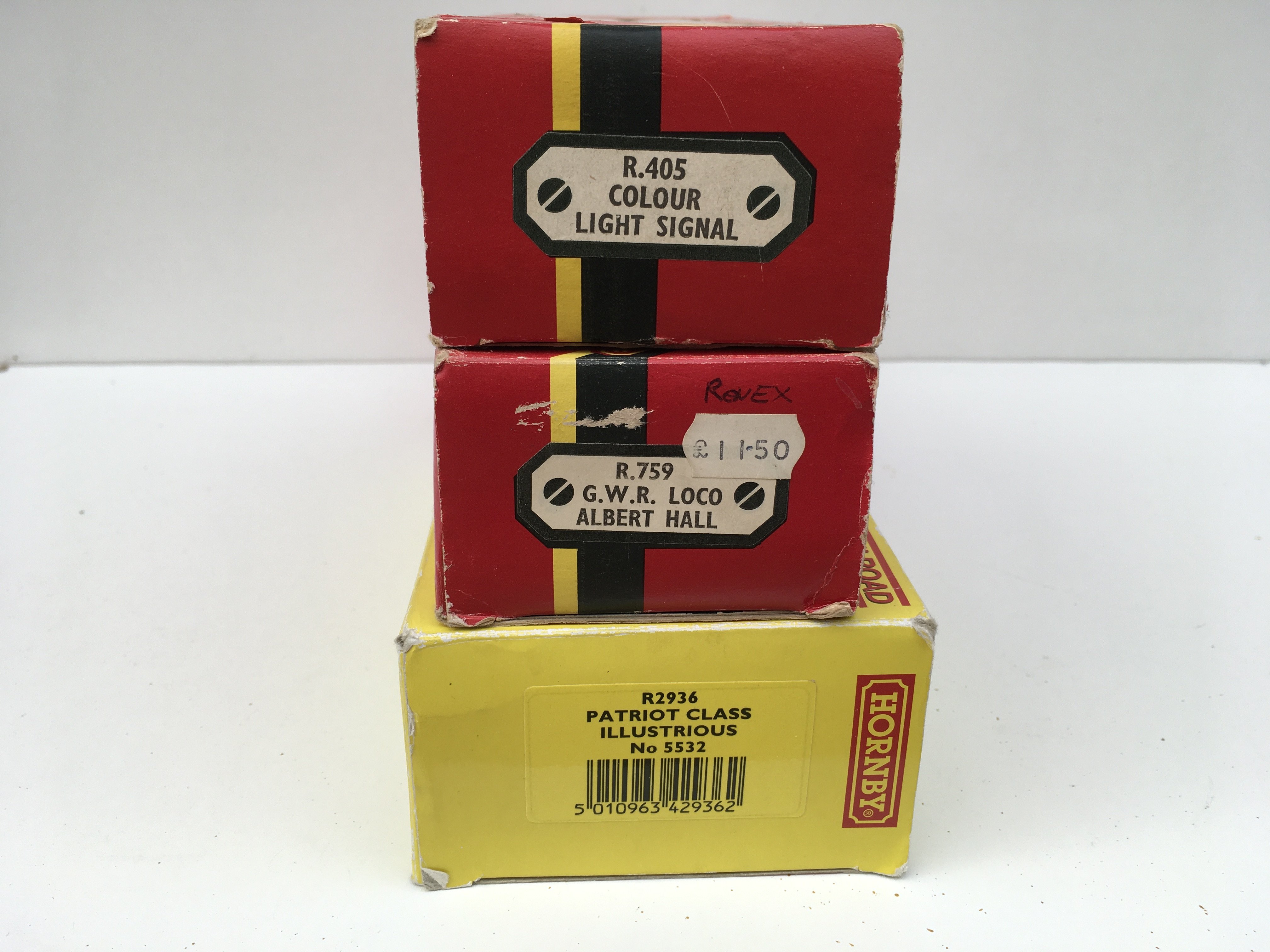 2 boxed model railway locomotives by Hornby featuring R2936 and R759 00gauge. Includes boxed R405 colour light signal. No reserve