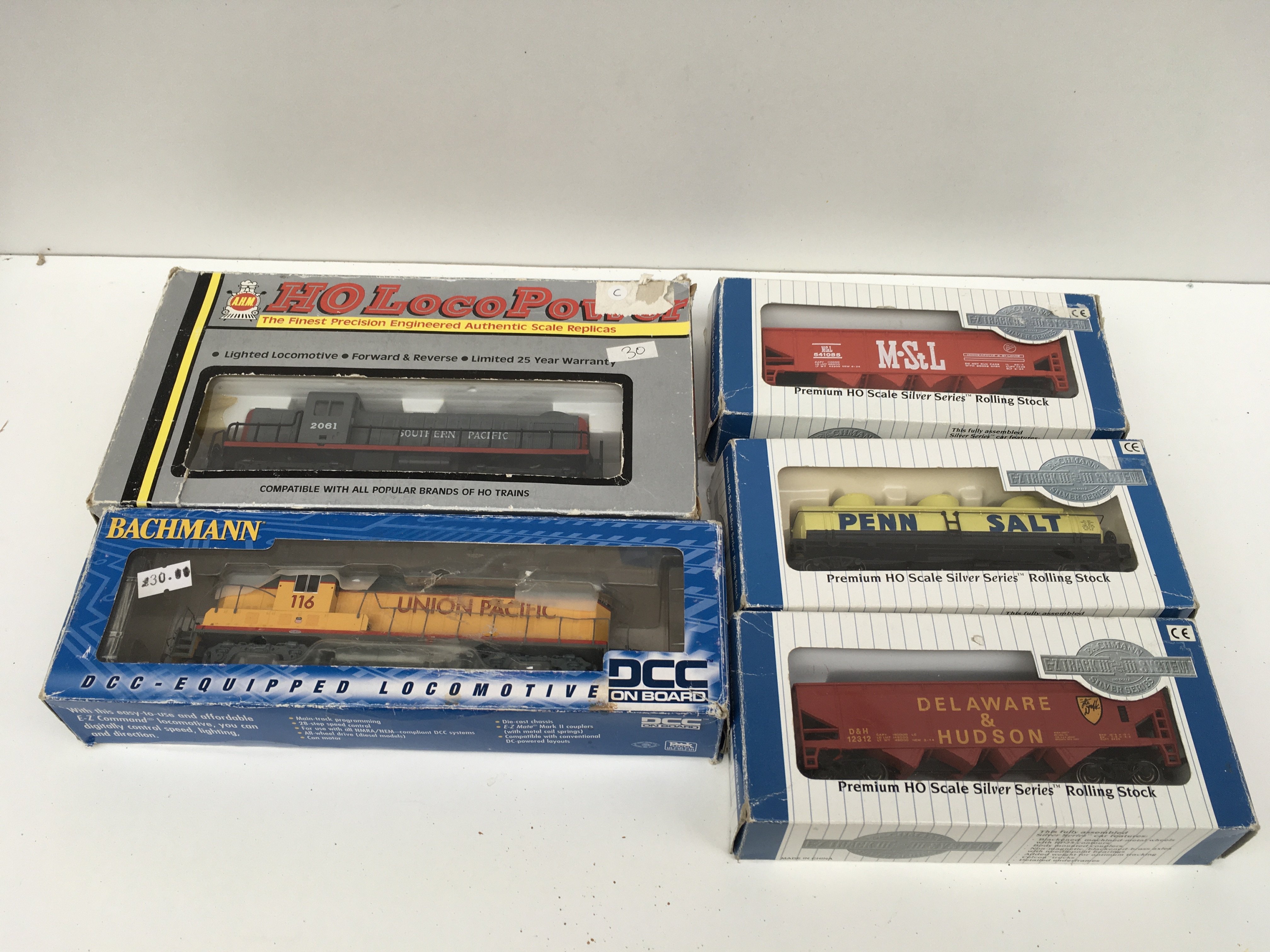 A collection of boxed model railway HO accessories includes 2 locomotives 1x Bachmann EMD GP 7DIESEL Union Pacific 116. DCC on board and 1x AHM C90114. 3x Bachmann Silver series rolling stock. No reserve