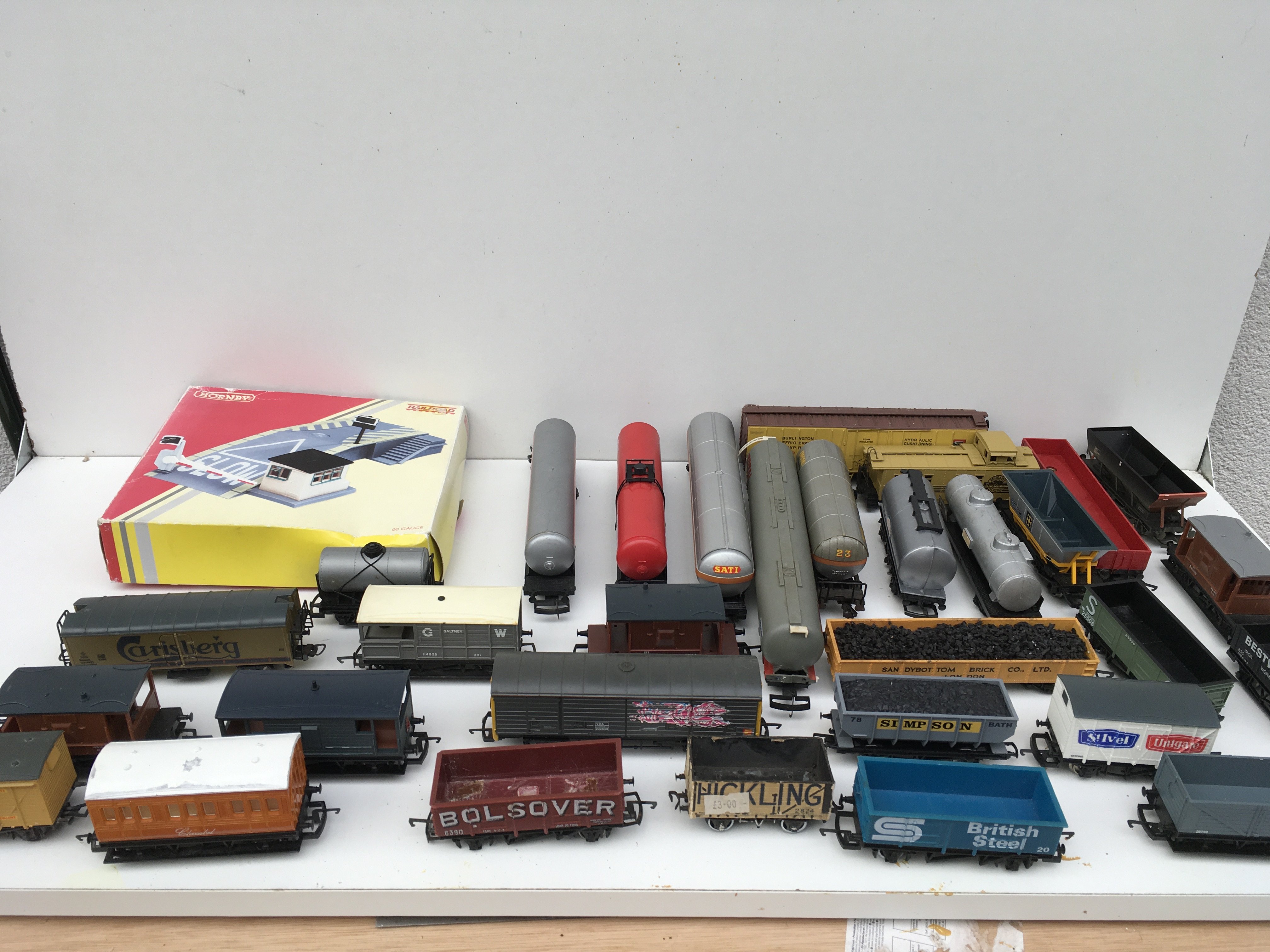A collection in excess of 30 model railway wagons 00 gauge primarily by Hornby. Also includes boxed R8260 car loading ramp. No reserve