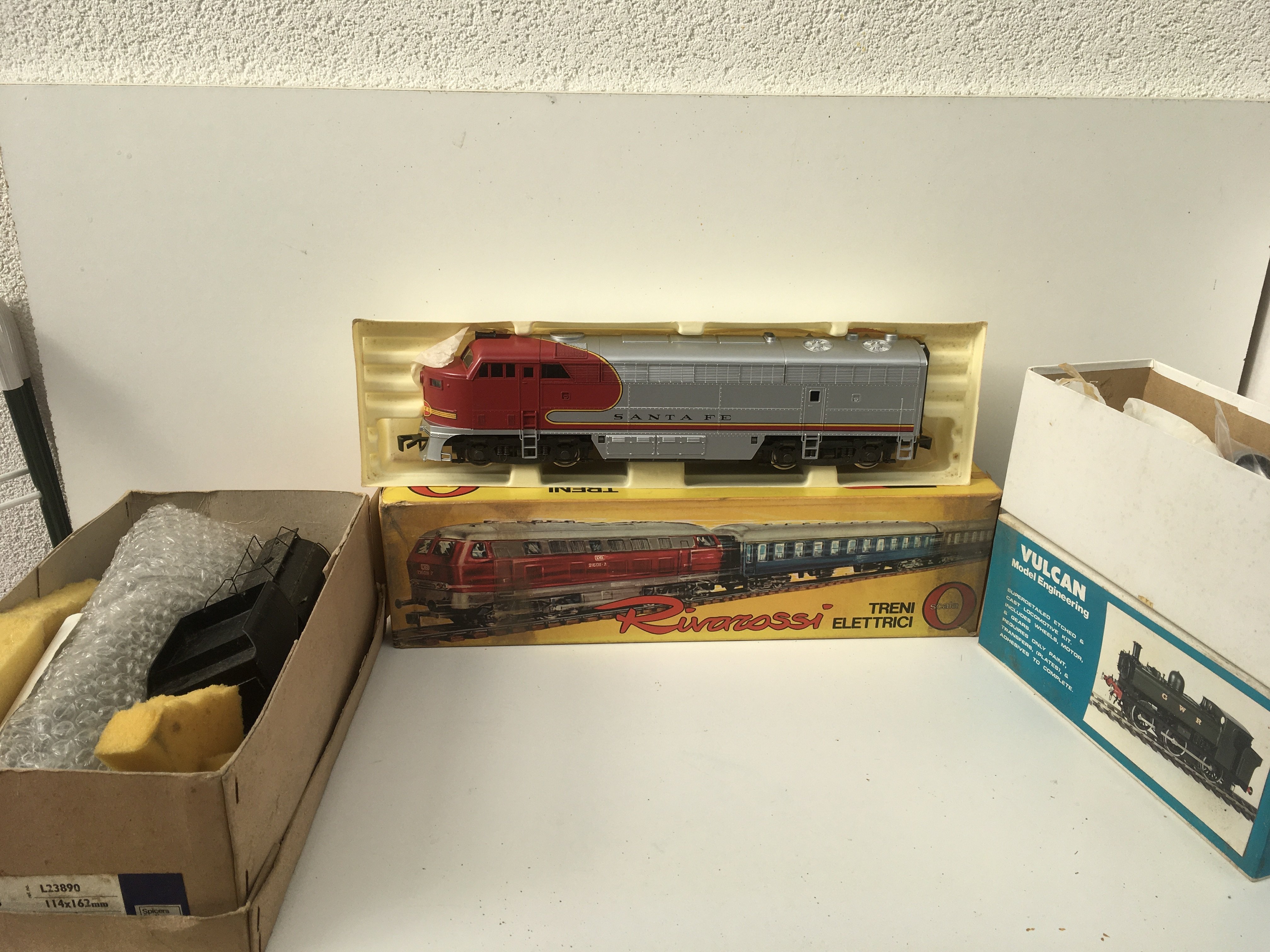 A group of 3 x O gauge locomotives 2 are in kit form unchecked . Includes boxed Rivarossi Santa Fe. No reserve