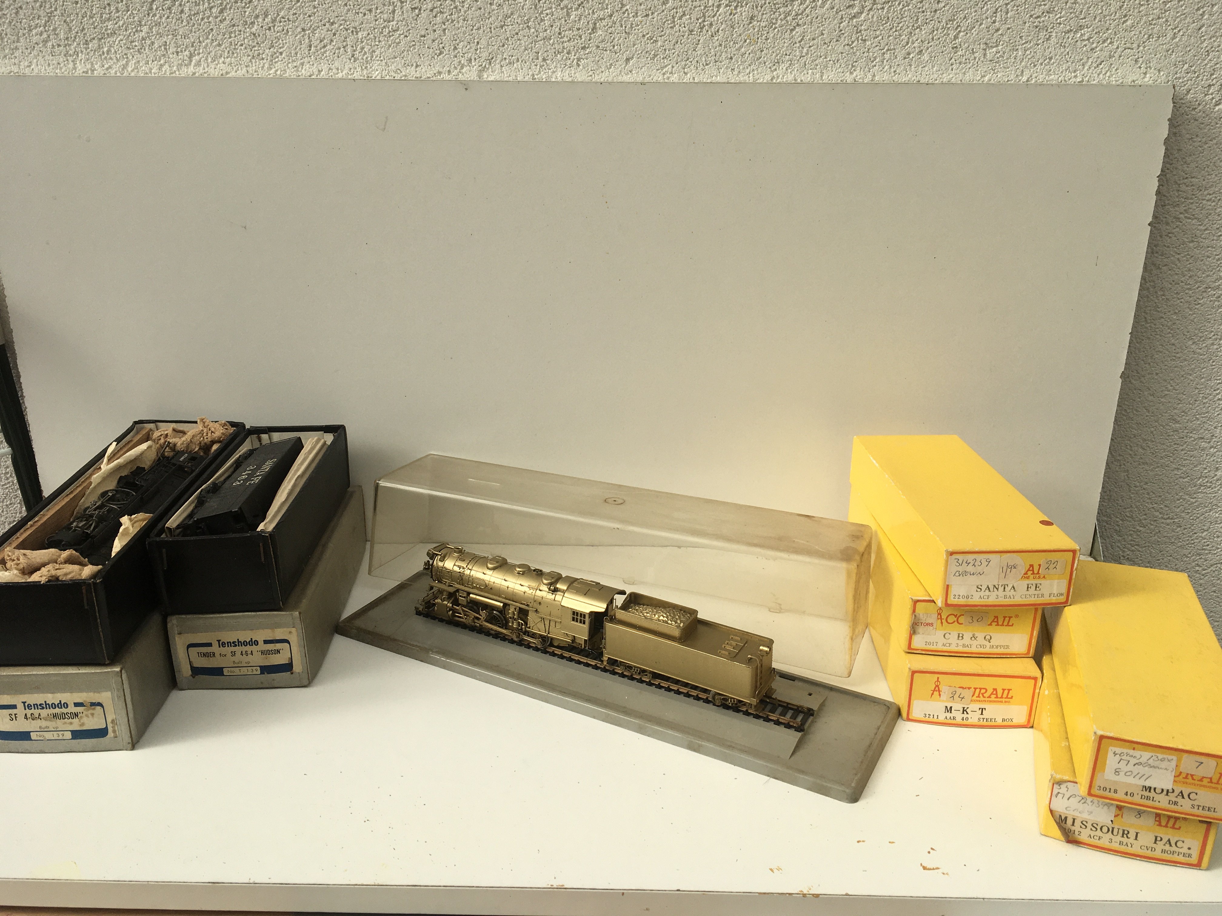 A Collection of OO..HO gauge model railway including boxed locomotive and Tender by Tenshodo and 5x boxed rolling stock by Accurail. Also includes Golden Rivarossi loco and tender in display case. No reserve