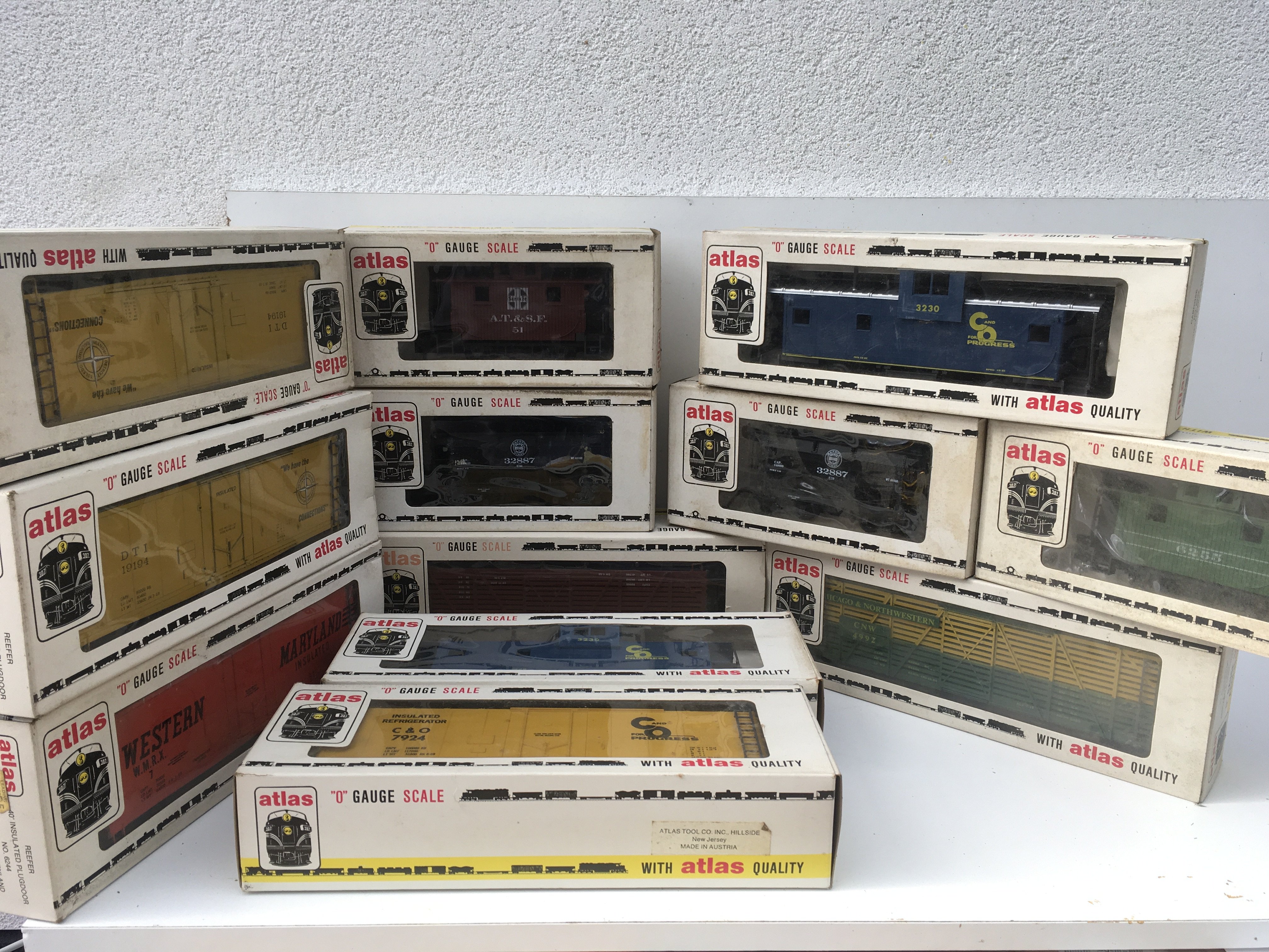 A collection of 12x boxed O gauge rolling stock by atlas. No reserve