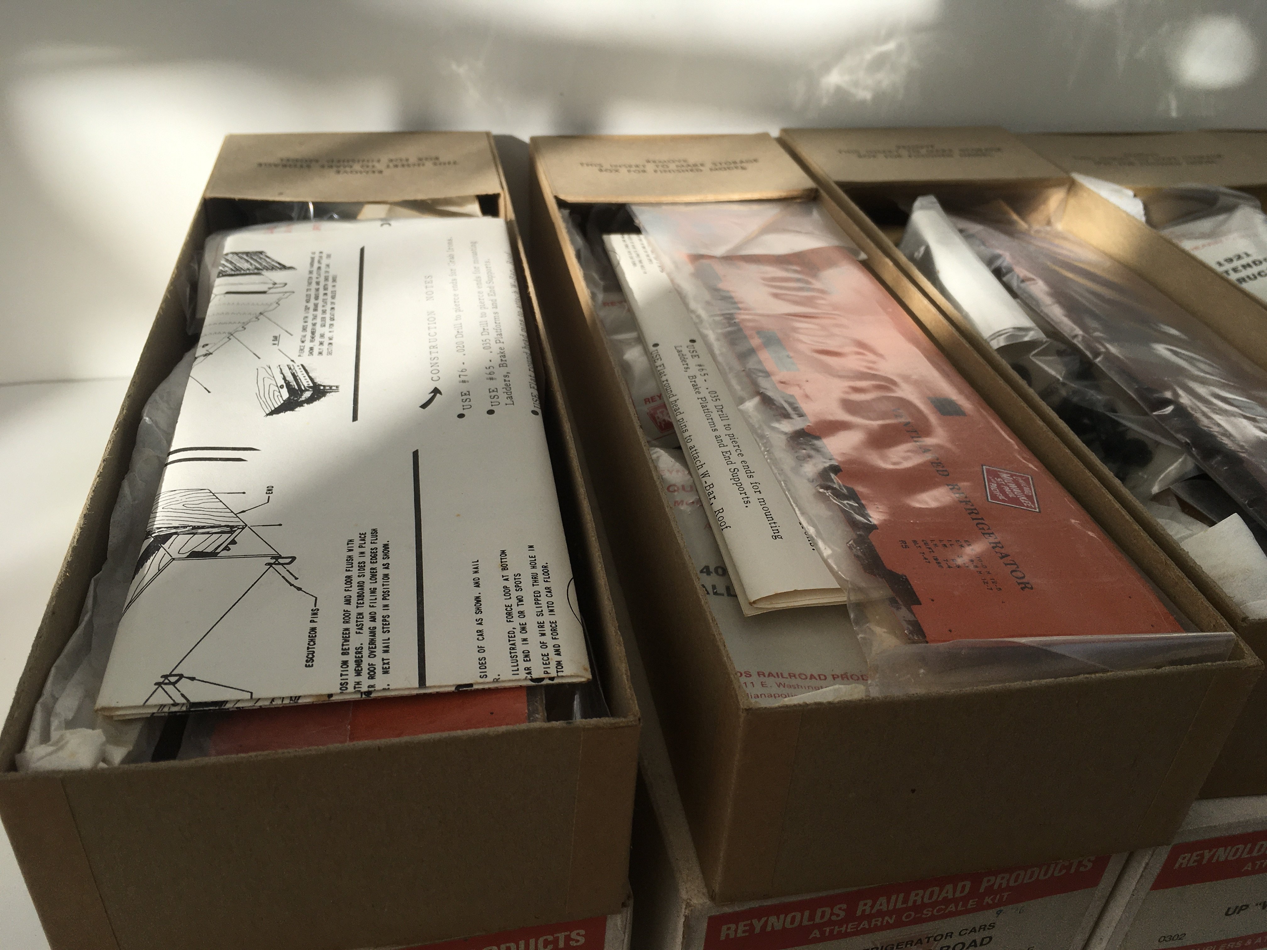 5x boxed O gauge model railway wagons kits by Reynolds Railway Products features 3x 40ft box cars and 2x 40ft Refrigerator cars. No reserve