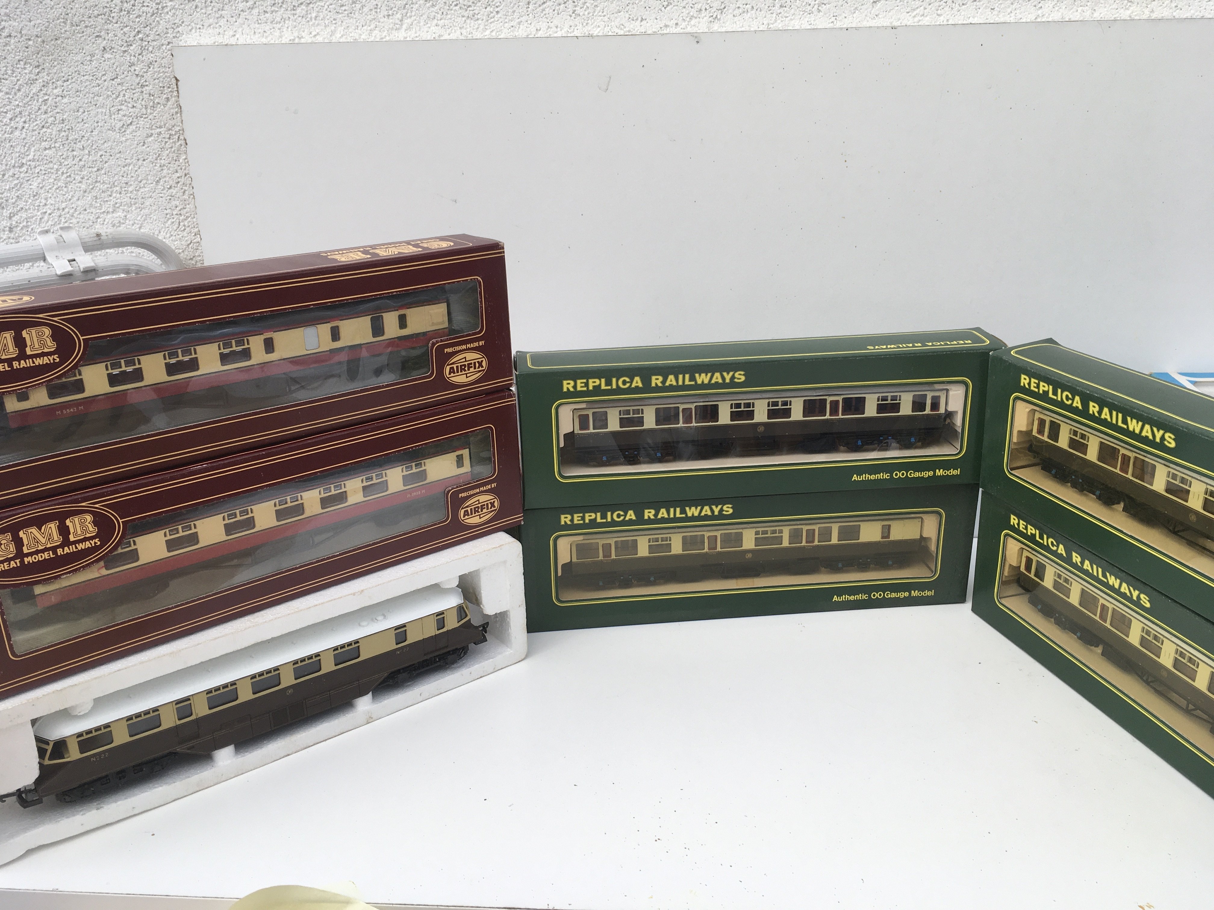 A collection of boxed OO gauge model railway pieces featuring a locomotive by Lima..2x coaches by GMR and 4x coaches by Replica Railways. No reserve