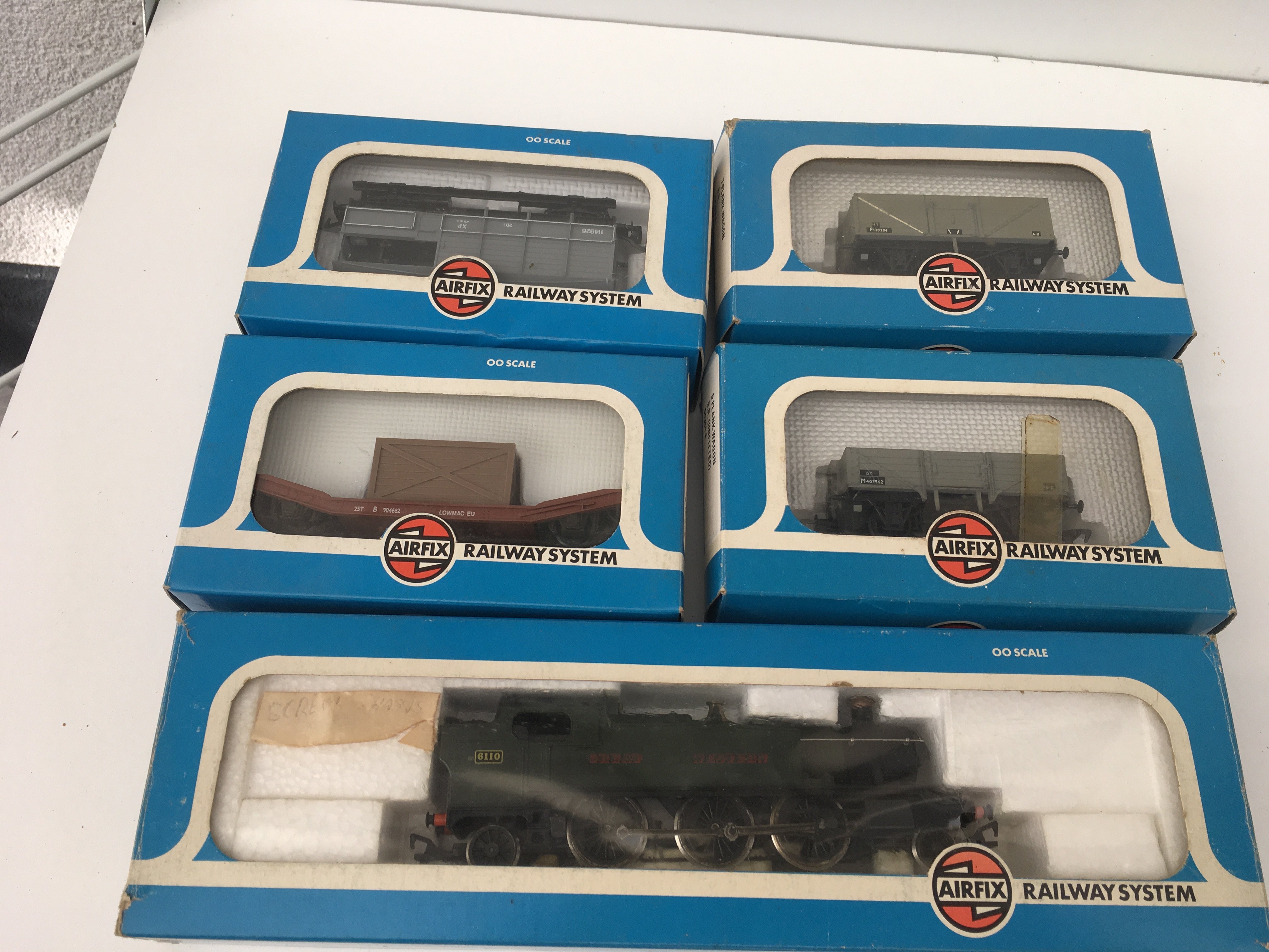 5x boxed OO gauge model railway pieces featuring a prairie tank locomotive and 4x rolling stock. No reserve