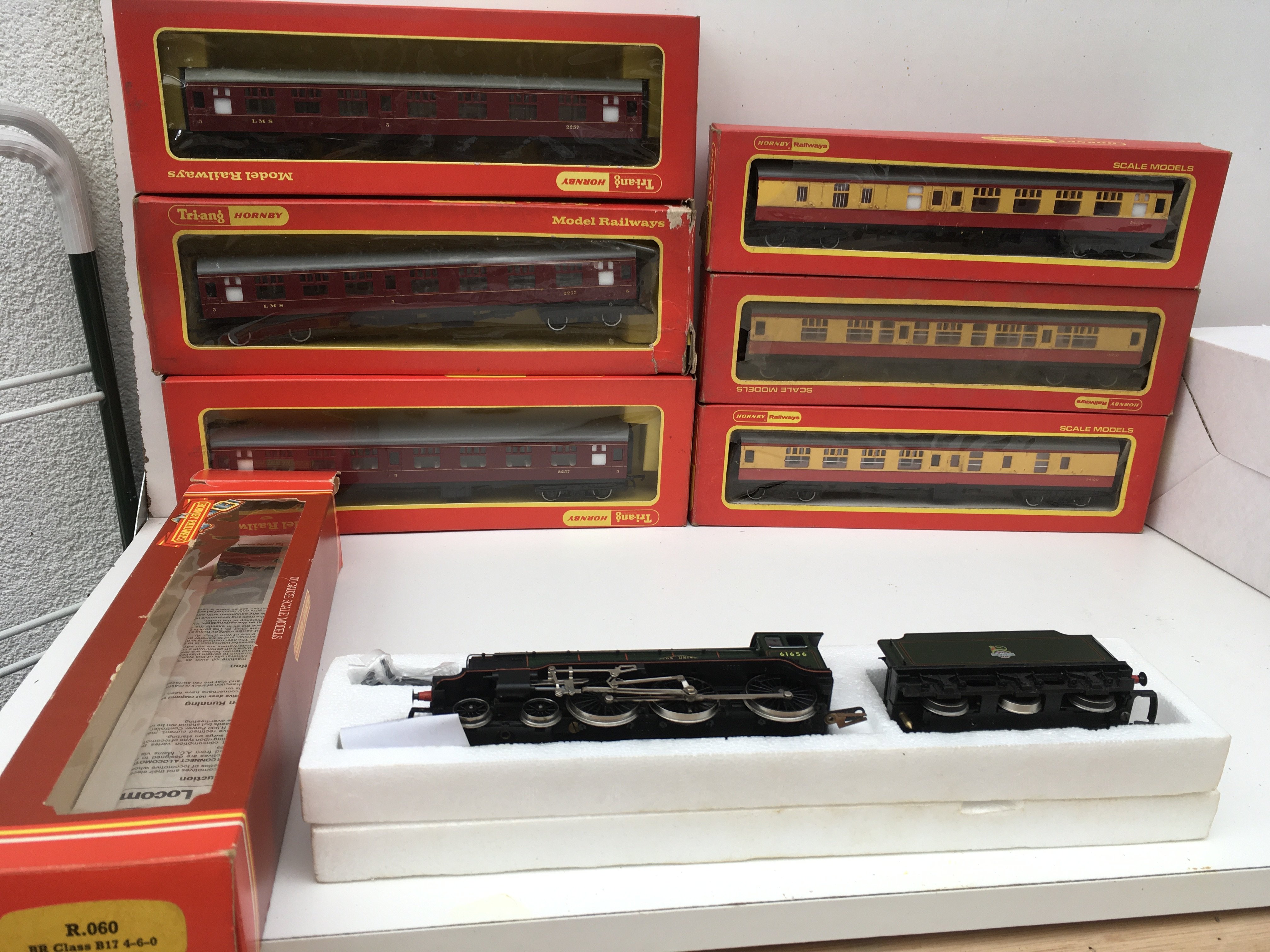 A collection of 7x boxed Triang..Hornby 00 gauge model railway pieces featuring R060 BR Class 17.. and 6x coaches. No reserve