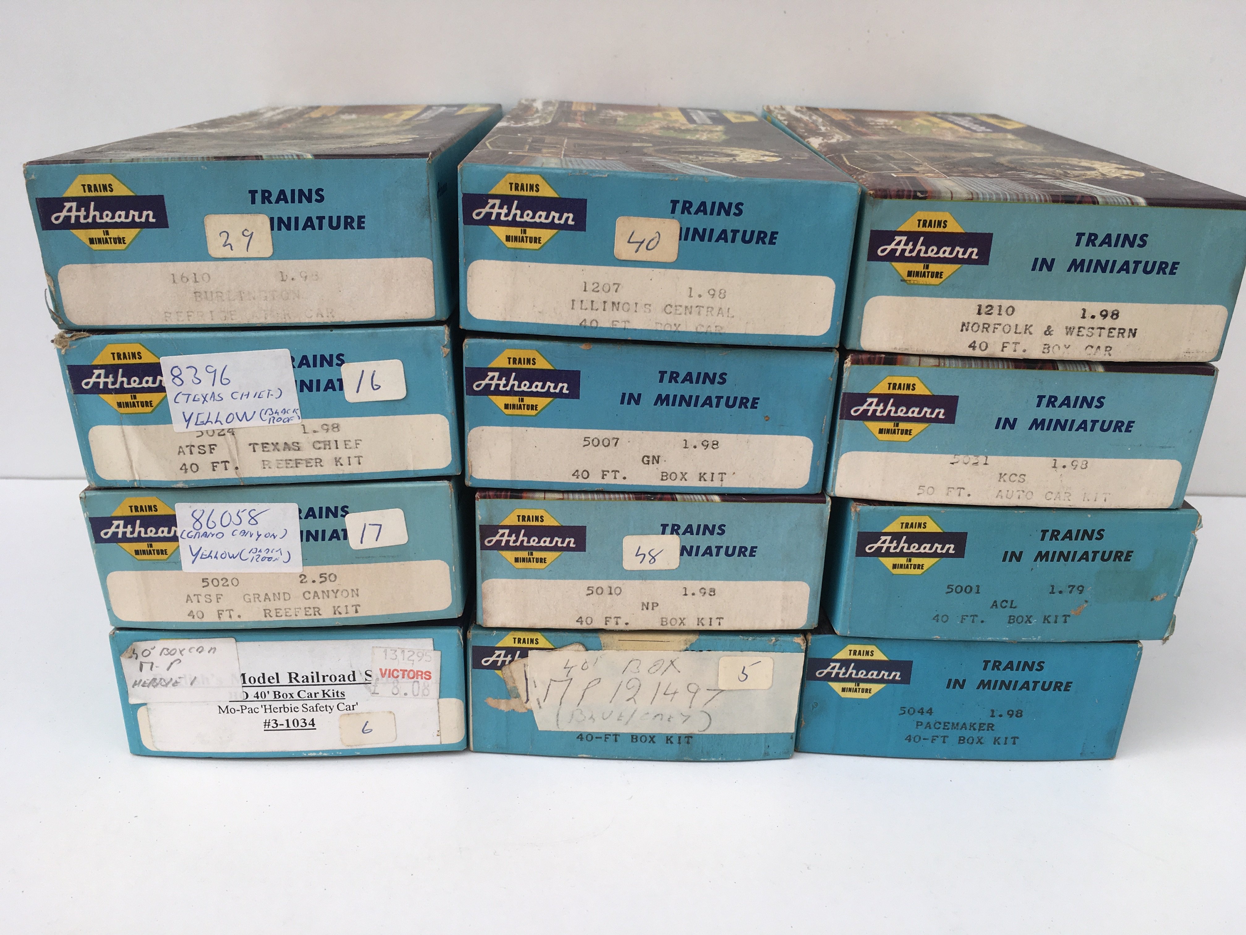 12x boxed HO gauge model railway wagons by Athearn. No reserve