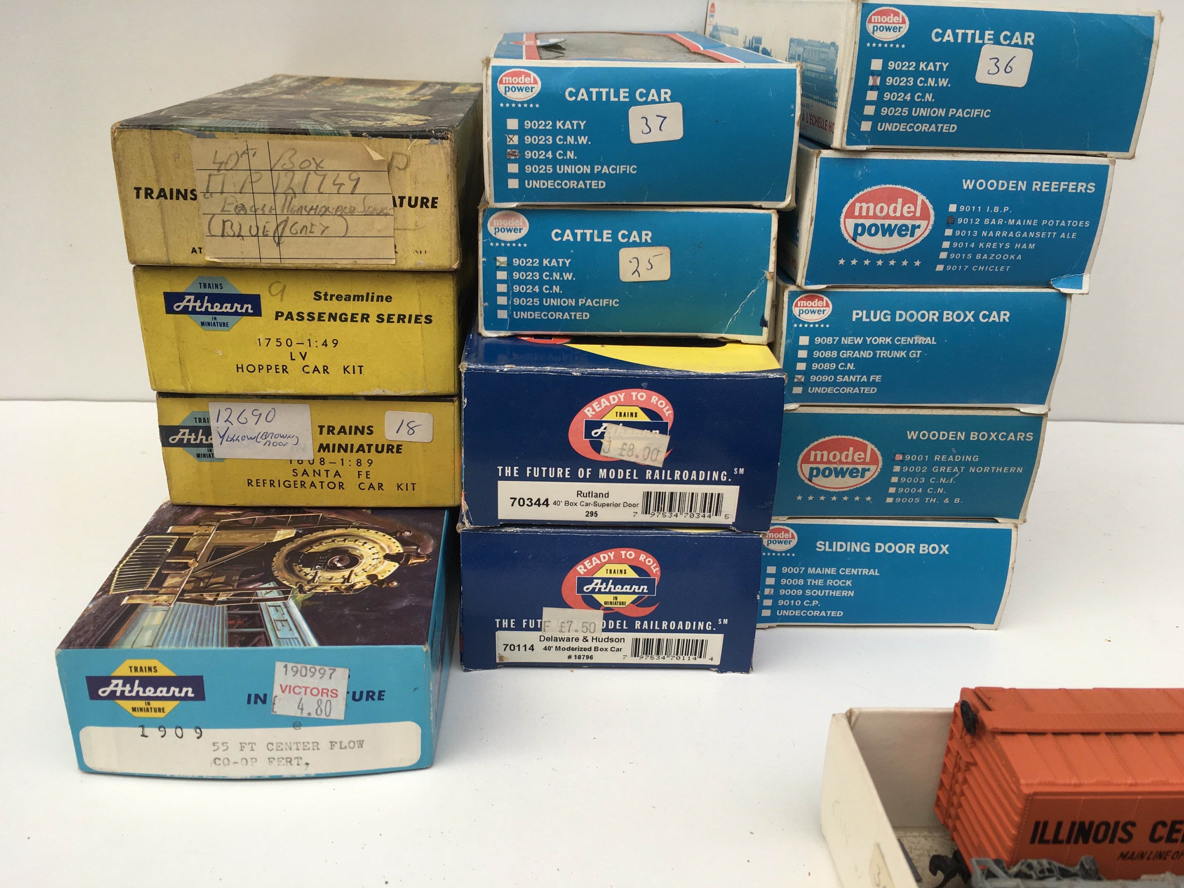 A collection of 13 boxed HO gauge model railway rolling stock by Athearn and Model Power. Also 2 loose wagons. No reserve.