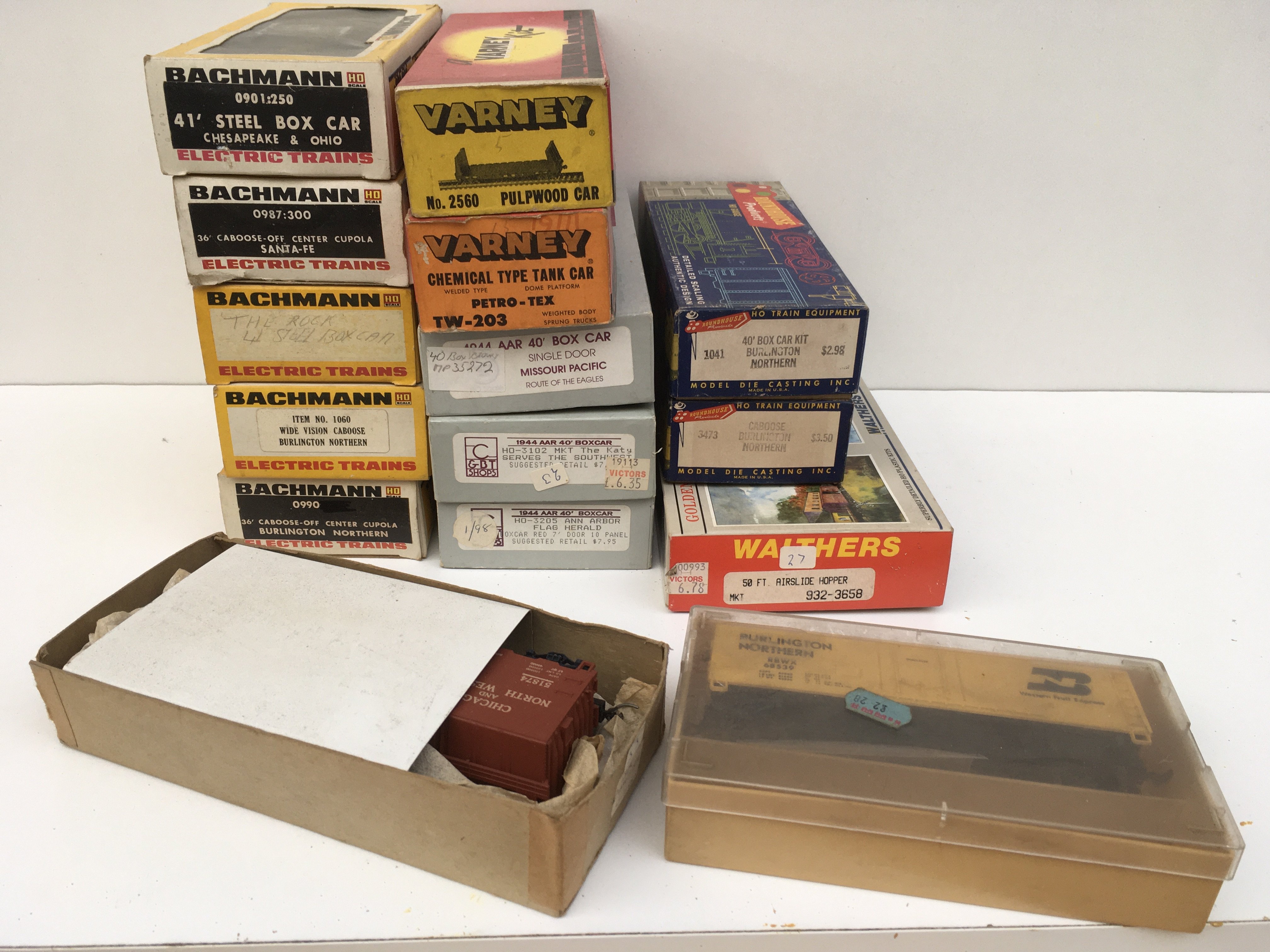 A collection of assorted HO gauge model railway vehicles manufactured by Bachmann..Walthers and others. Mostly boxed. No reserve.