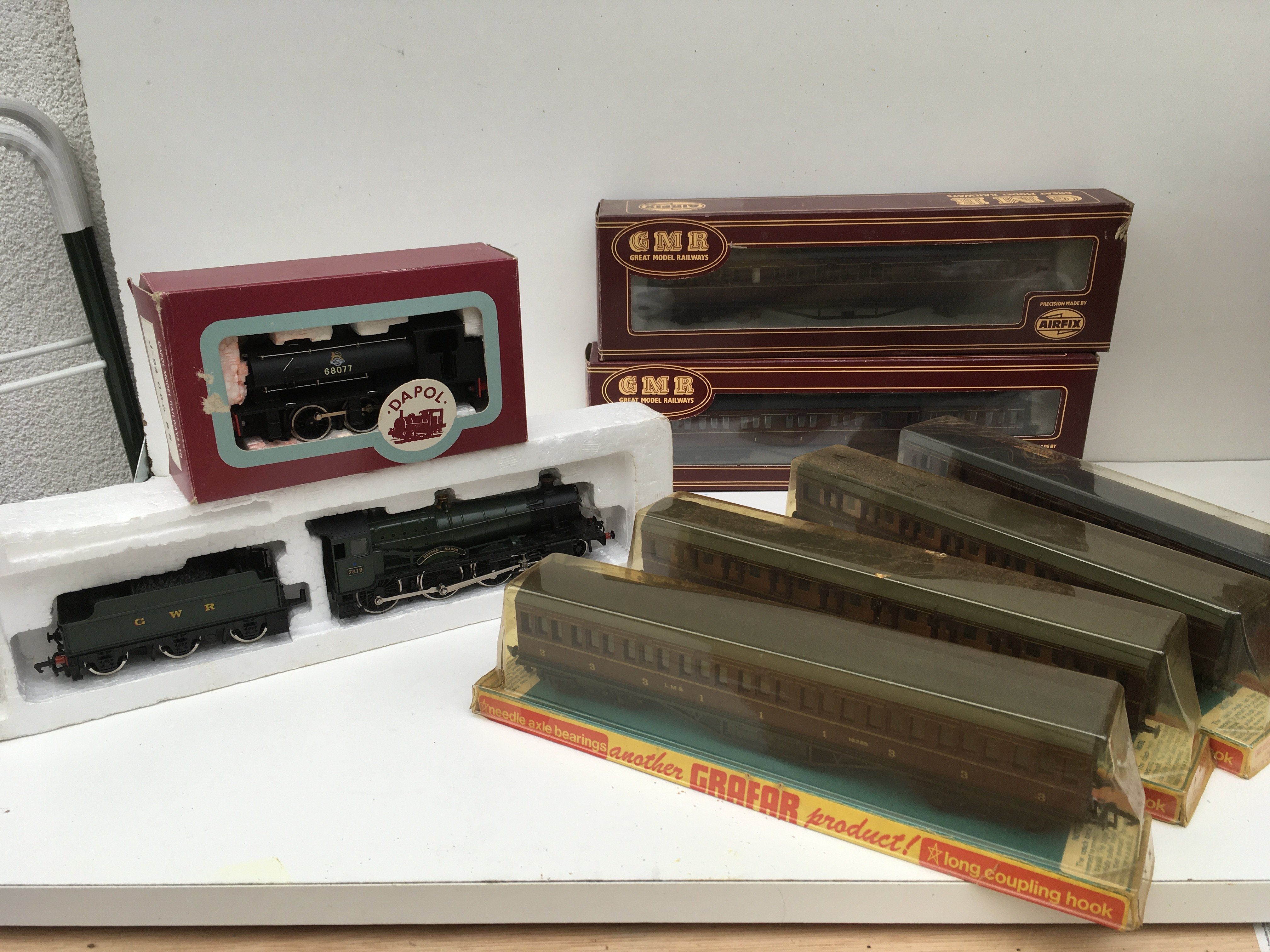 A collection of OO and HO model railway pieces comprising 2x locomotives by Mainline and Dapol plus 6x boxed coaches by GMR and GRAFAR. No reserve