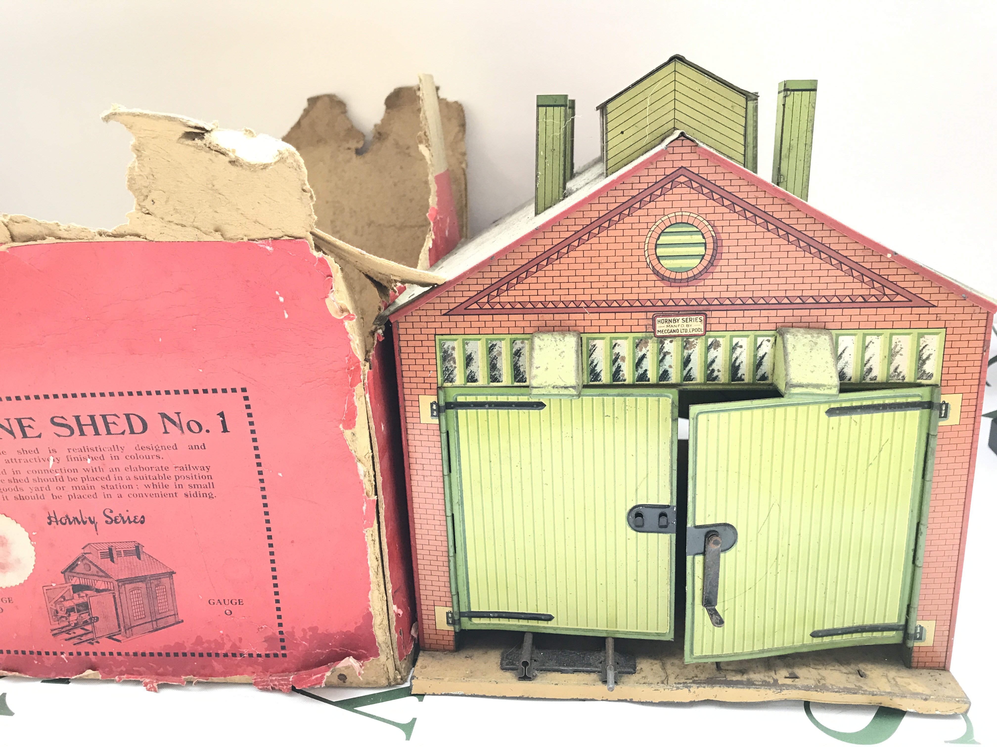 A Boxed 0 Gauge Hornby Engine Shed. Box Is Very Worn. No Reserve.