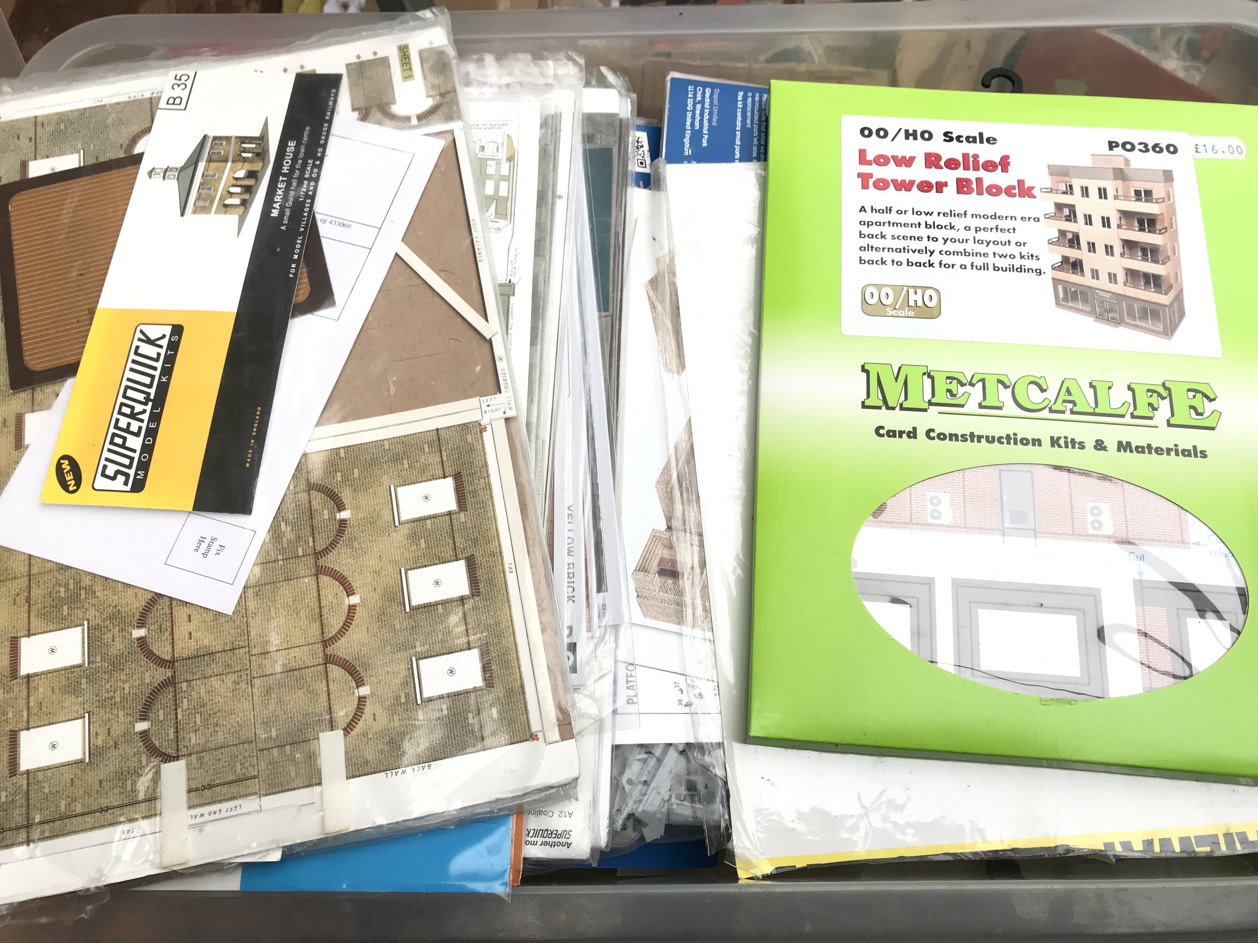 A Box Containing Metcalfe And Superquick 00 Gauge Model Kits. Approximately 30. No Reserve.