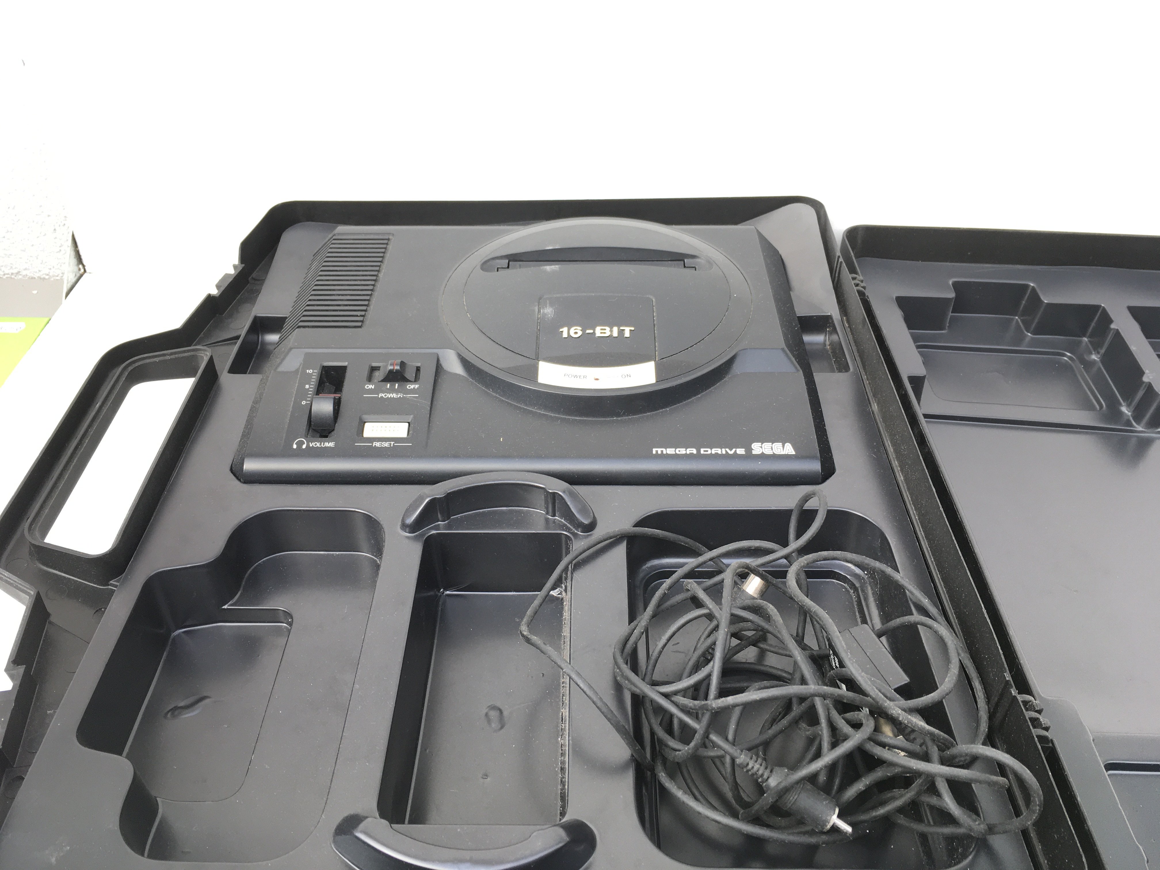 A SEGA Mega Drive 16-bit. Includes cable. Hard plastic case. No reserve