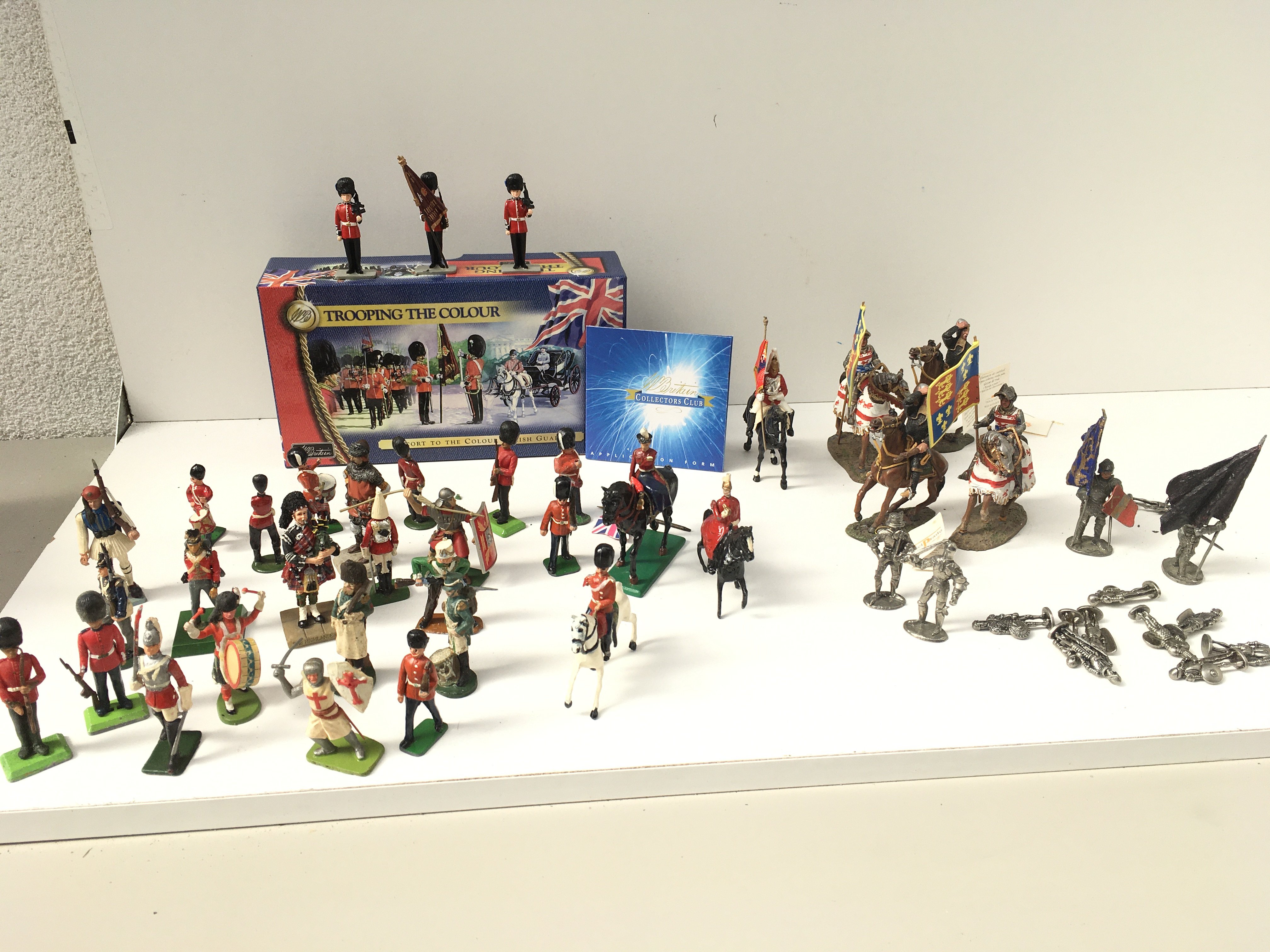 A mixed collection of model soldiers of approximately 50 pieces mostly metal pieces. Includes a boxed Britains Trooping the colour. No reserve