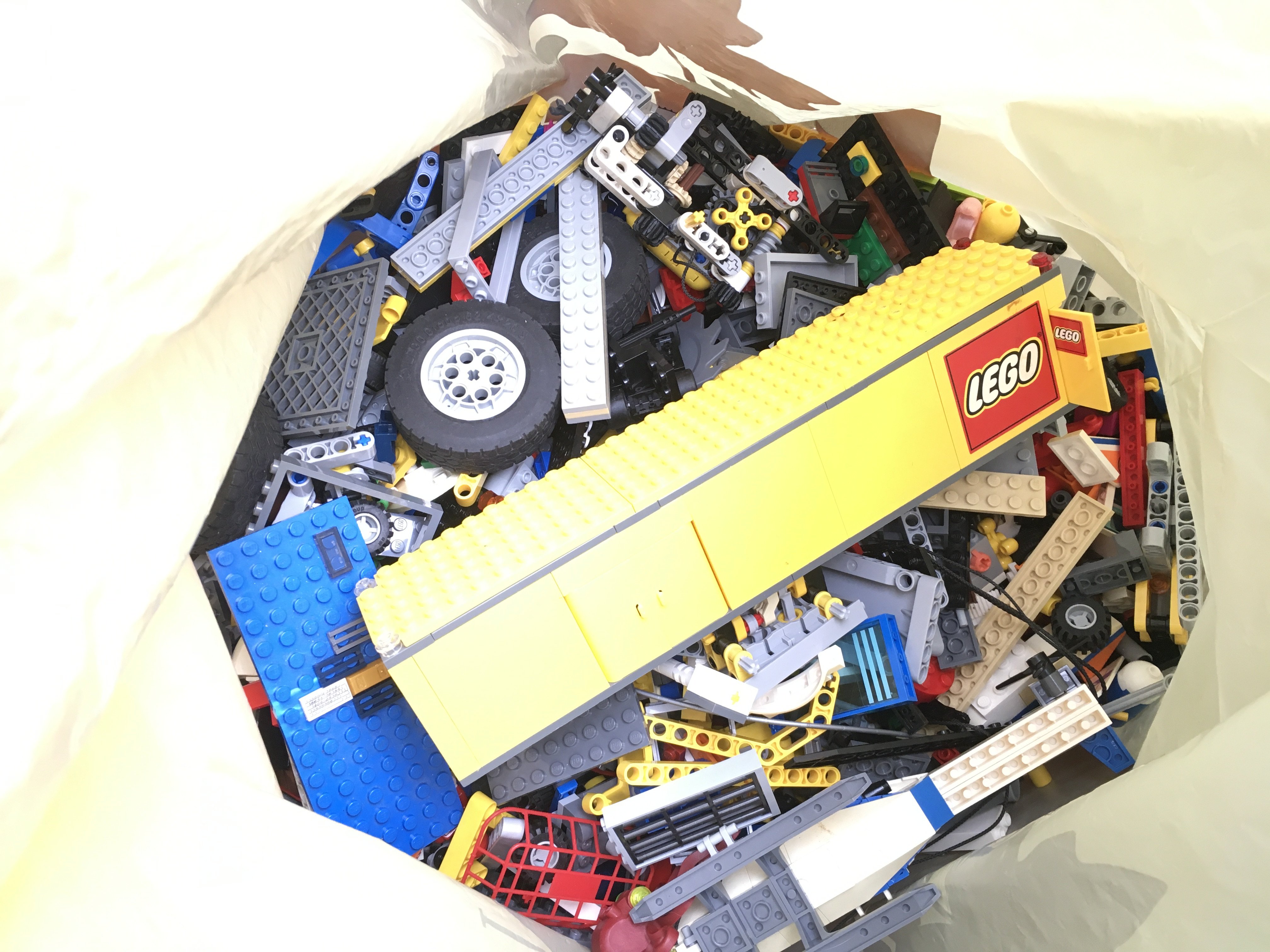 2 Bags Containing Loose Lego. No Reserve.(2).