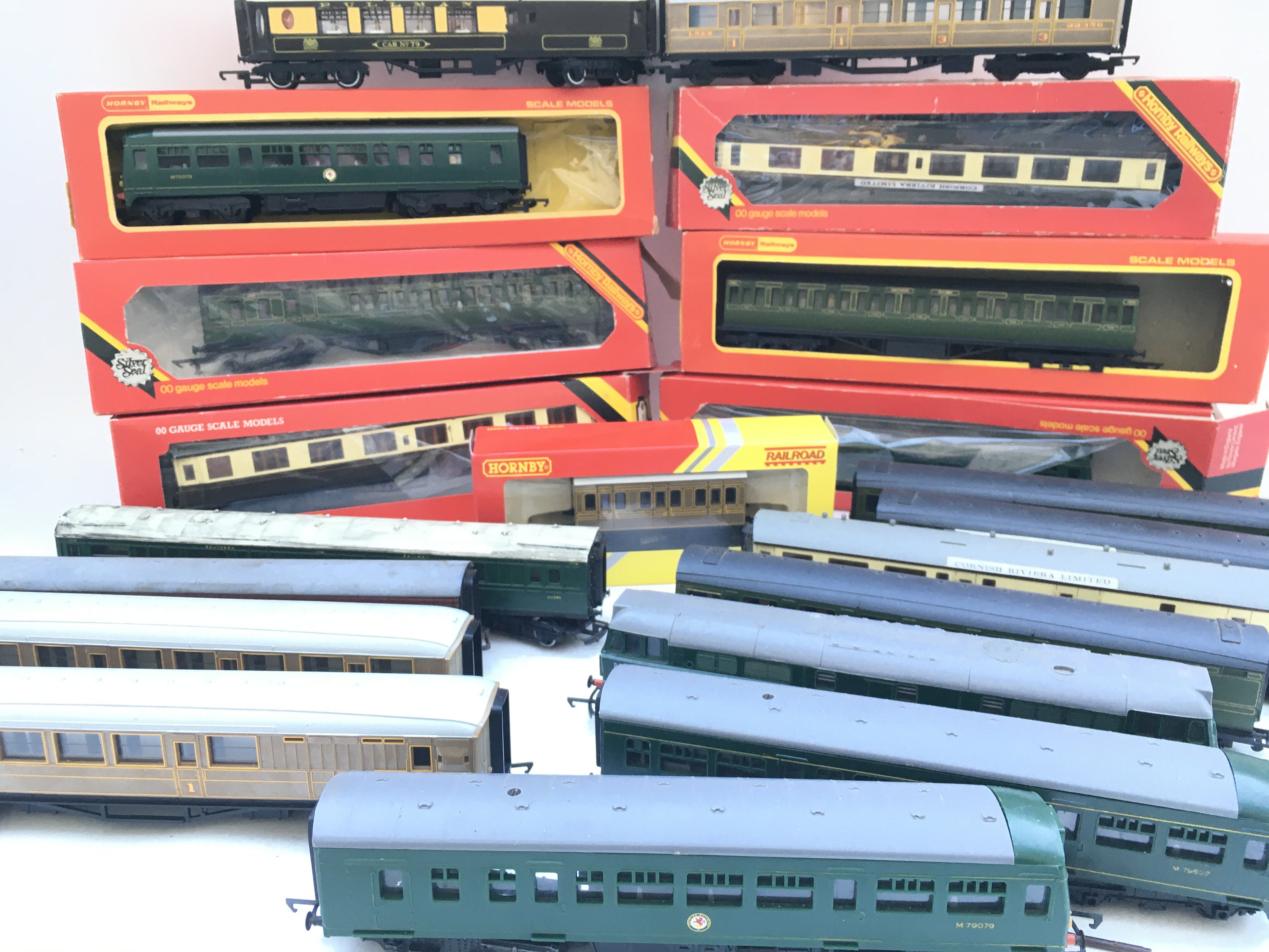 A Collection of 00 Gauge Locos. Boxed And Loose Coaches. No Reserve.