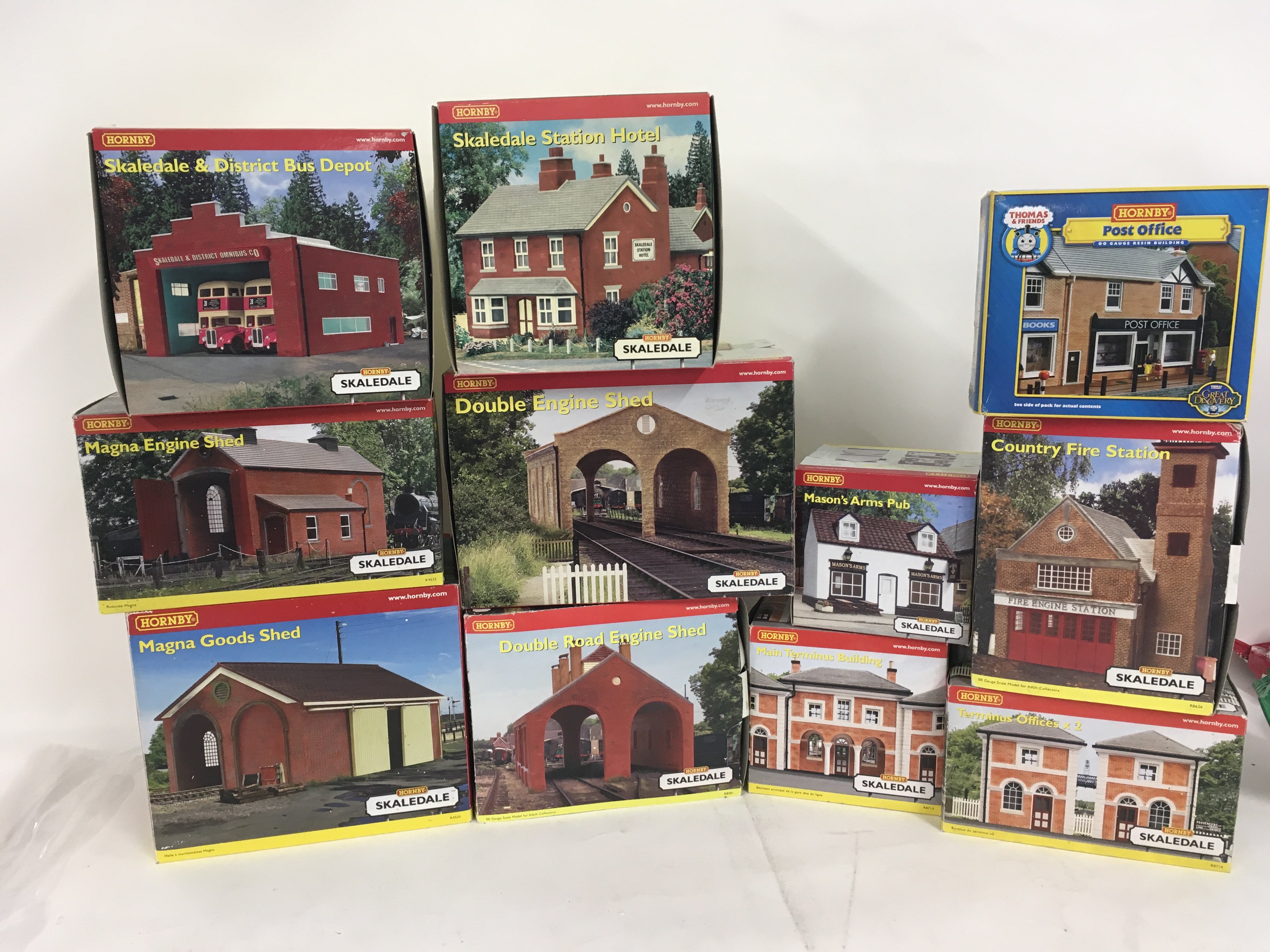 A collection of 11 boxed 00 scale railway and associated buildings by Hornby. Mostly in the Skaledale series. No reserve (2)