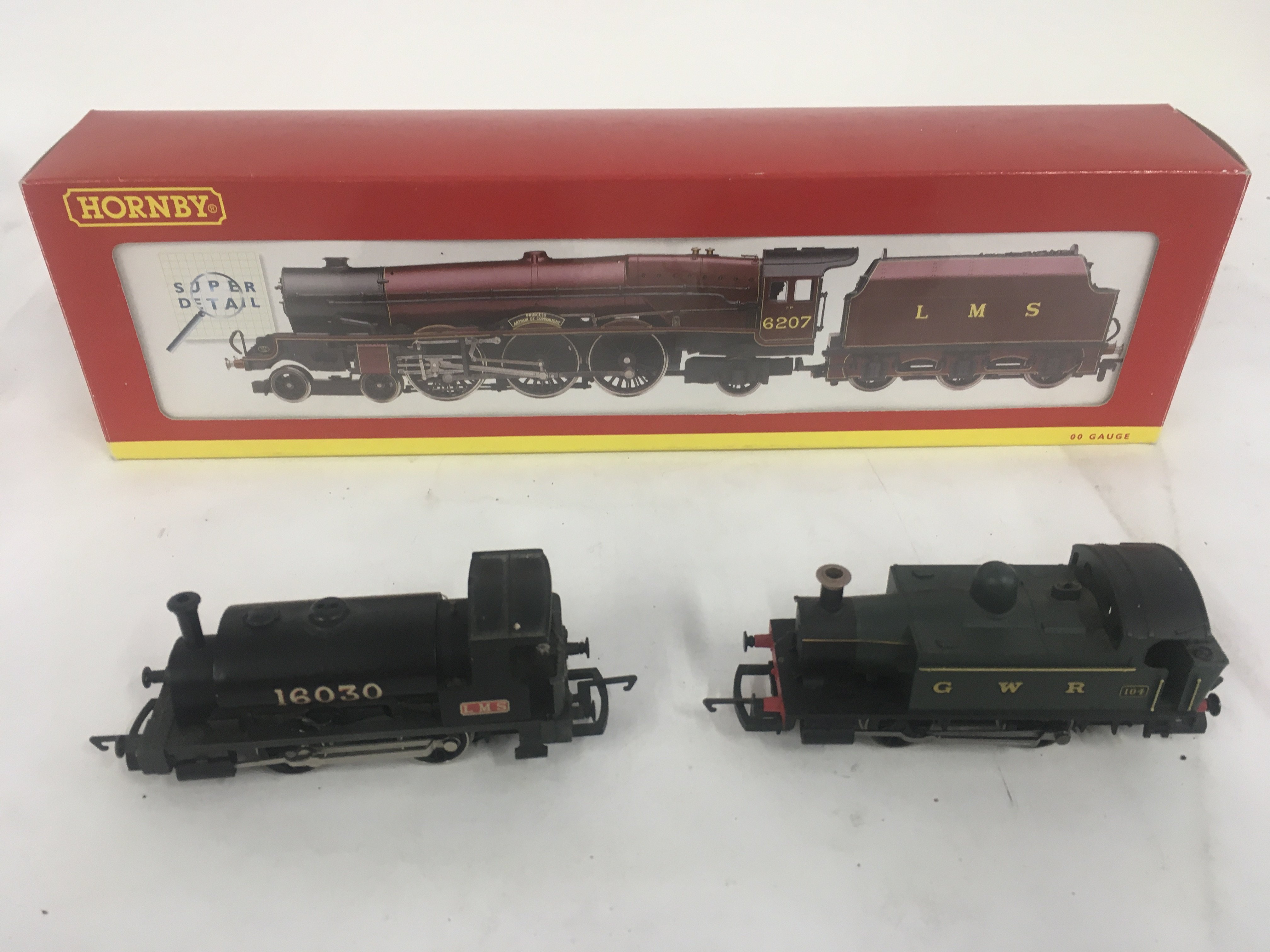 3 x Hornby locomotives 00 gauge featuring a boxed R2225 Princess Class Arthur of Connaught..also 2x loose locomotives 16030 LMS and GWR 104. No reserve.