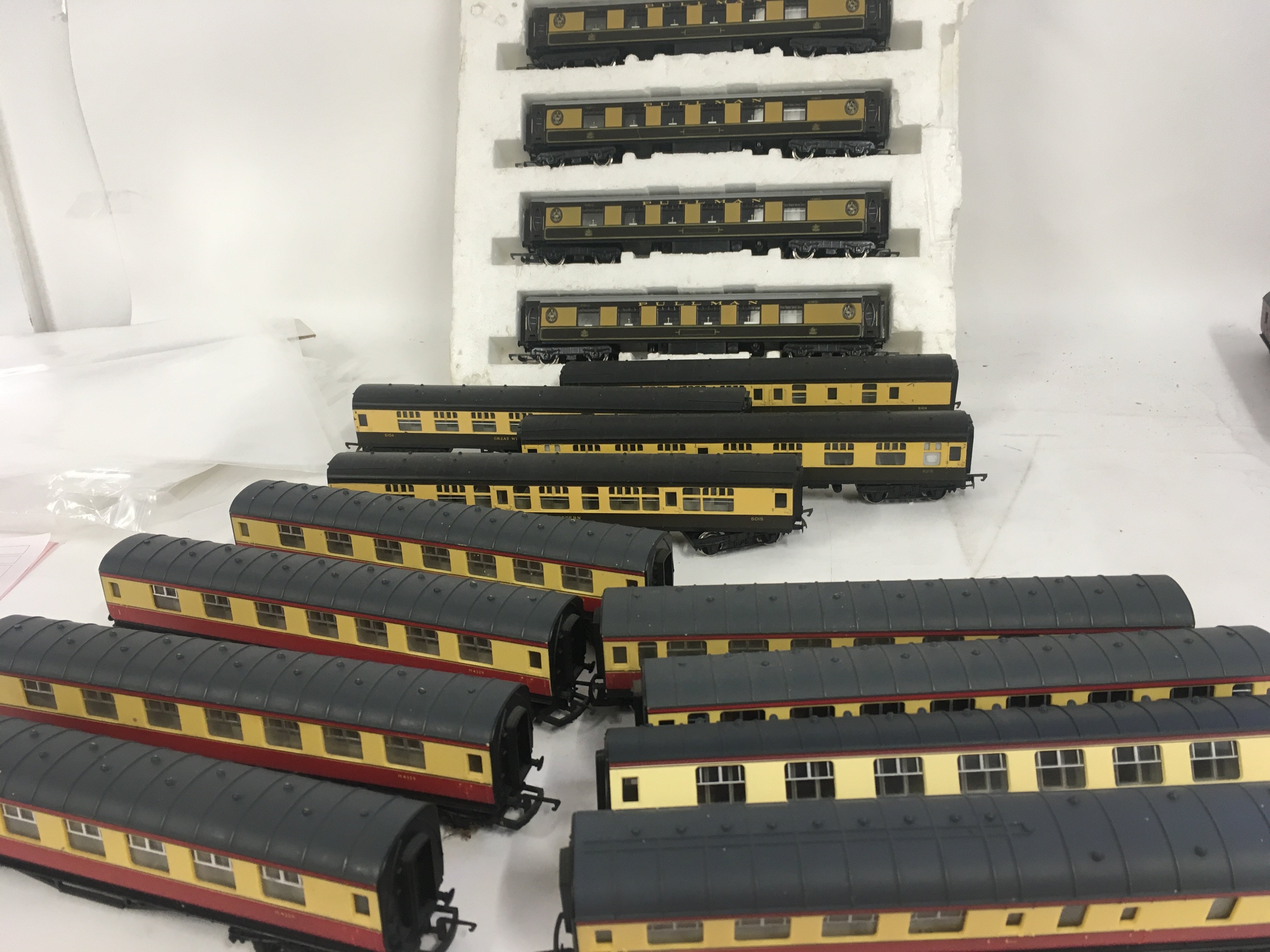 A collection of 16 loose model railway coaches 12 x Hornby and 4x unknown maker. 00 gauge. No reserve
