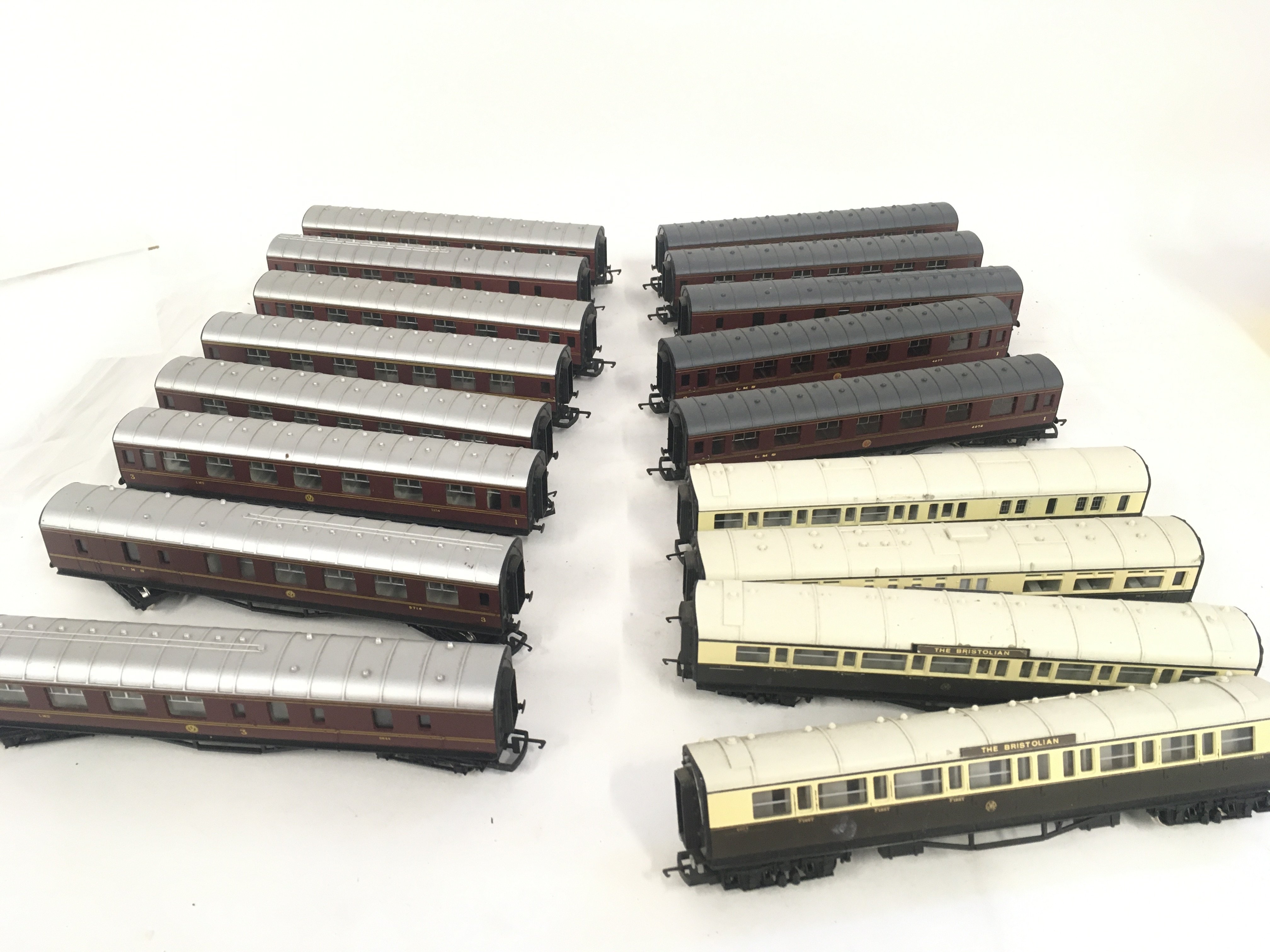 A collection of 17 loose model railway coaches by Hornby 00 gauge. No reserve.