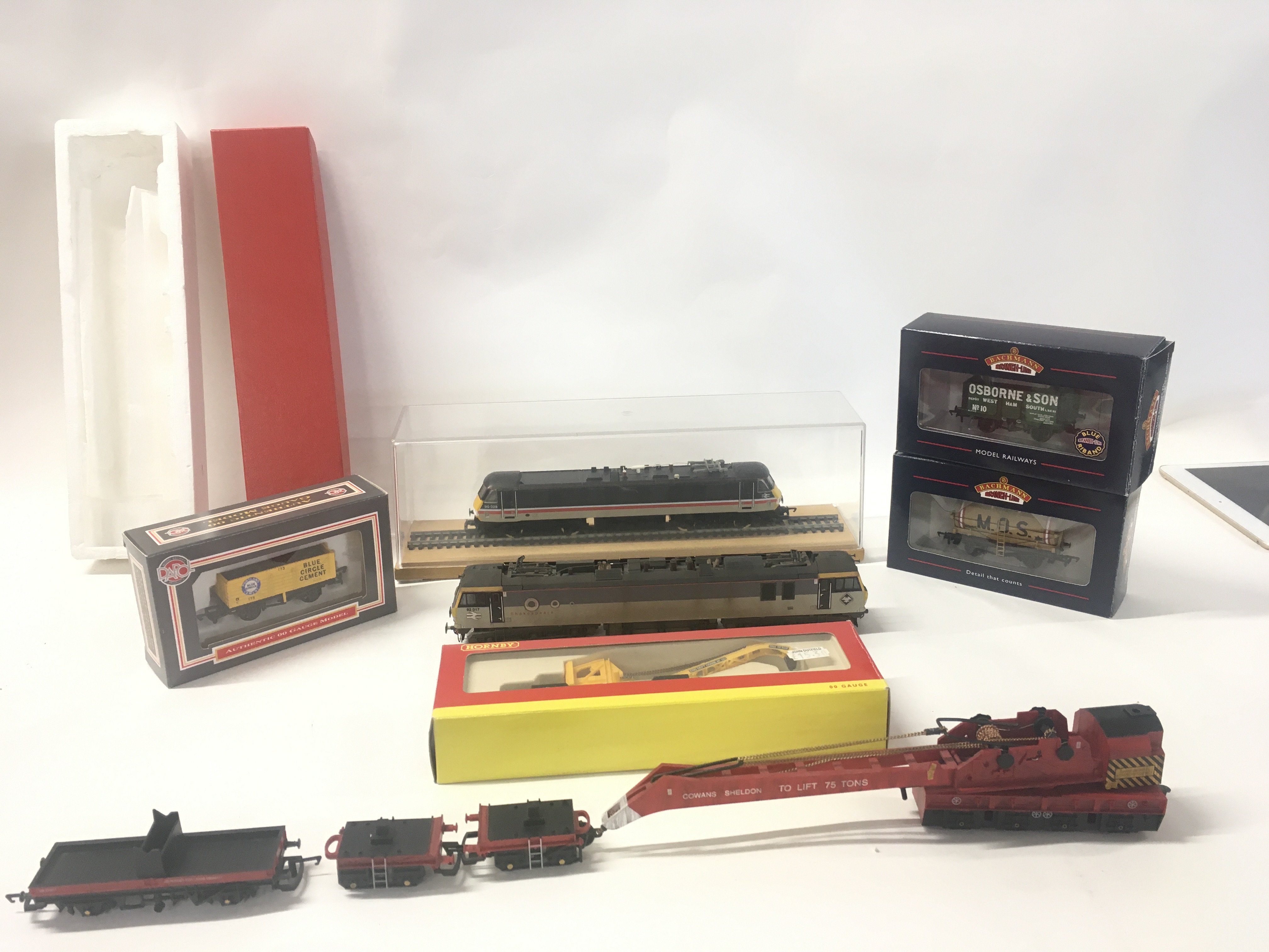 A collection of 7 model railway 00 gauge items by Lima..Hornby..Bachmann..Dapol etc. includes 2 locomotives. No reserve