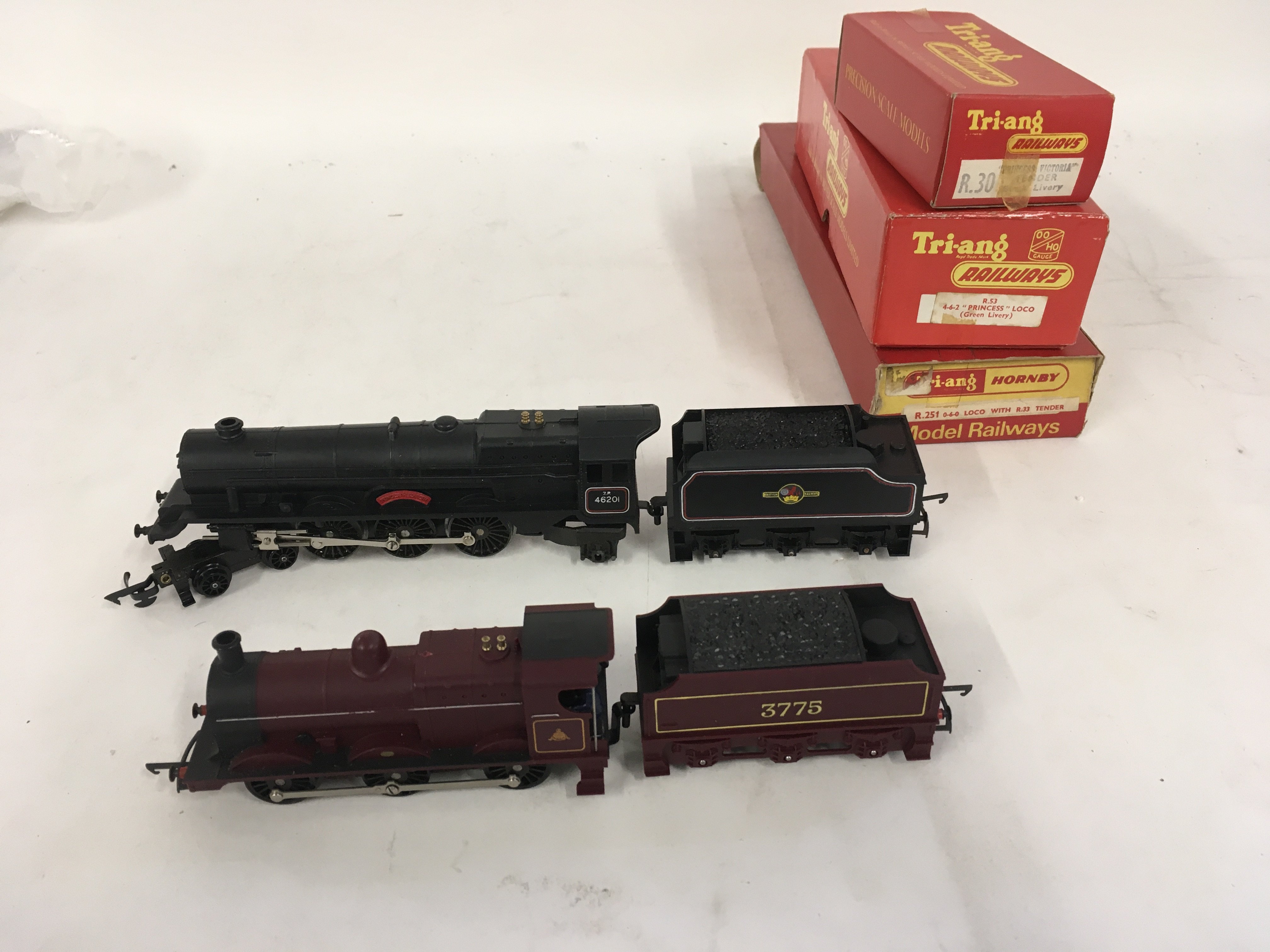 2 Triang boxed locomotives with tender featuring R53. Princess loco with R30 tender. R251 060 loco with R33 tender. No reserve
