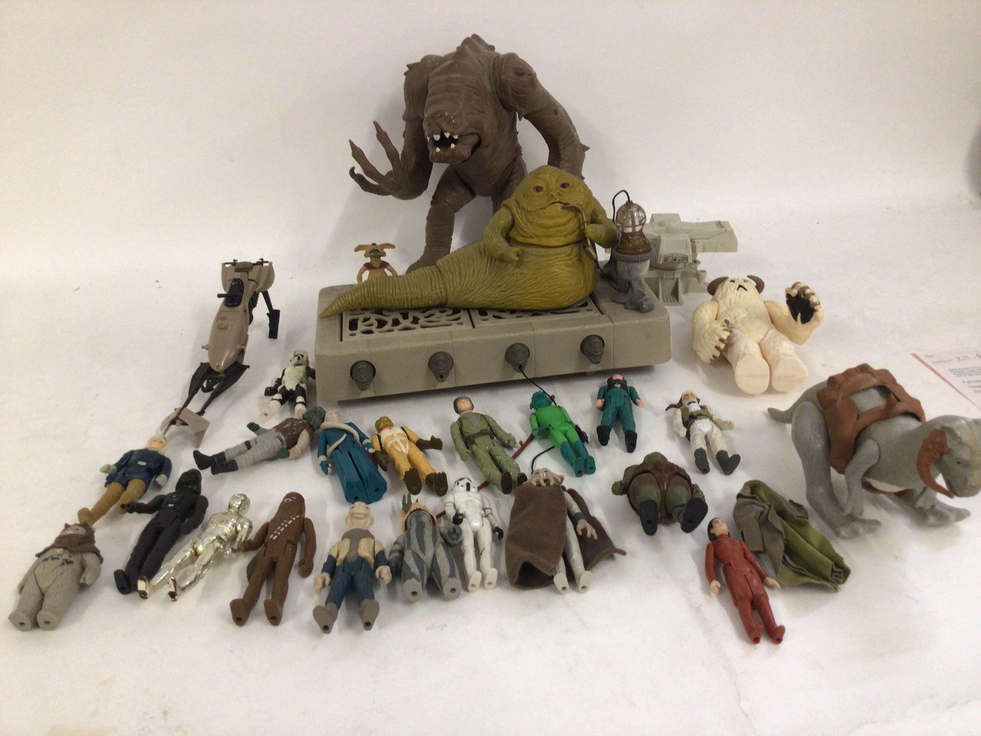 A nice collection of vintage Star Wars items including Jaba the Hut playset and 15 plus 3&rdquo; figures with 2 of the last 17. Plus other pieces. No Reserve.