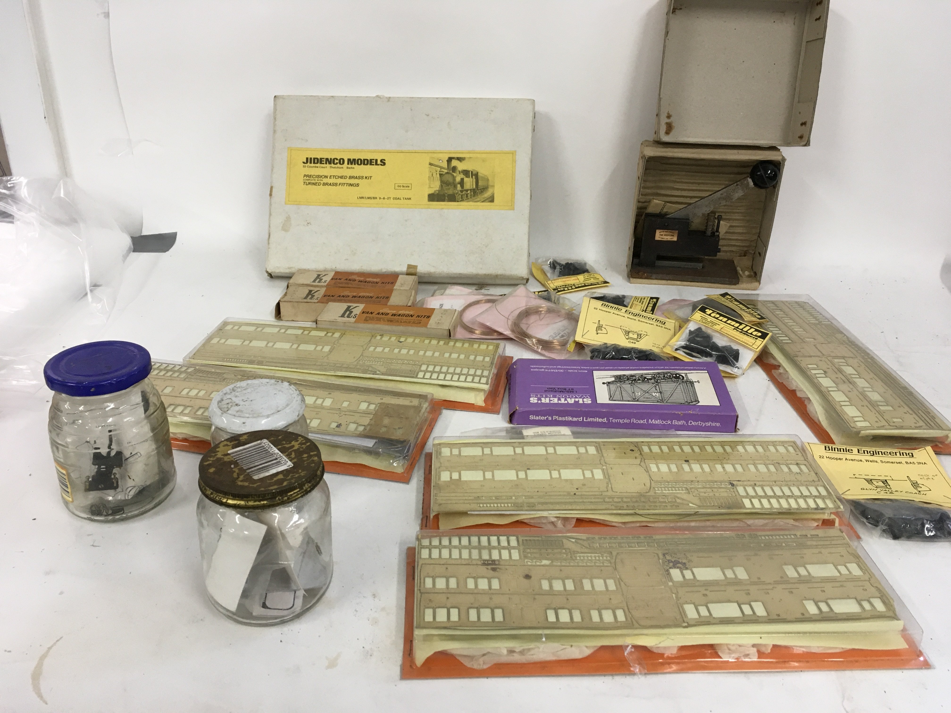 A collection of model railway kits and accessories by Jidenco and others. N and 00 gauge. No reserve