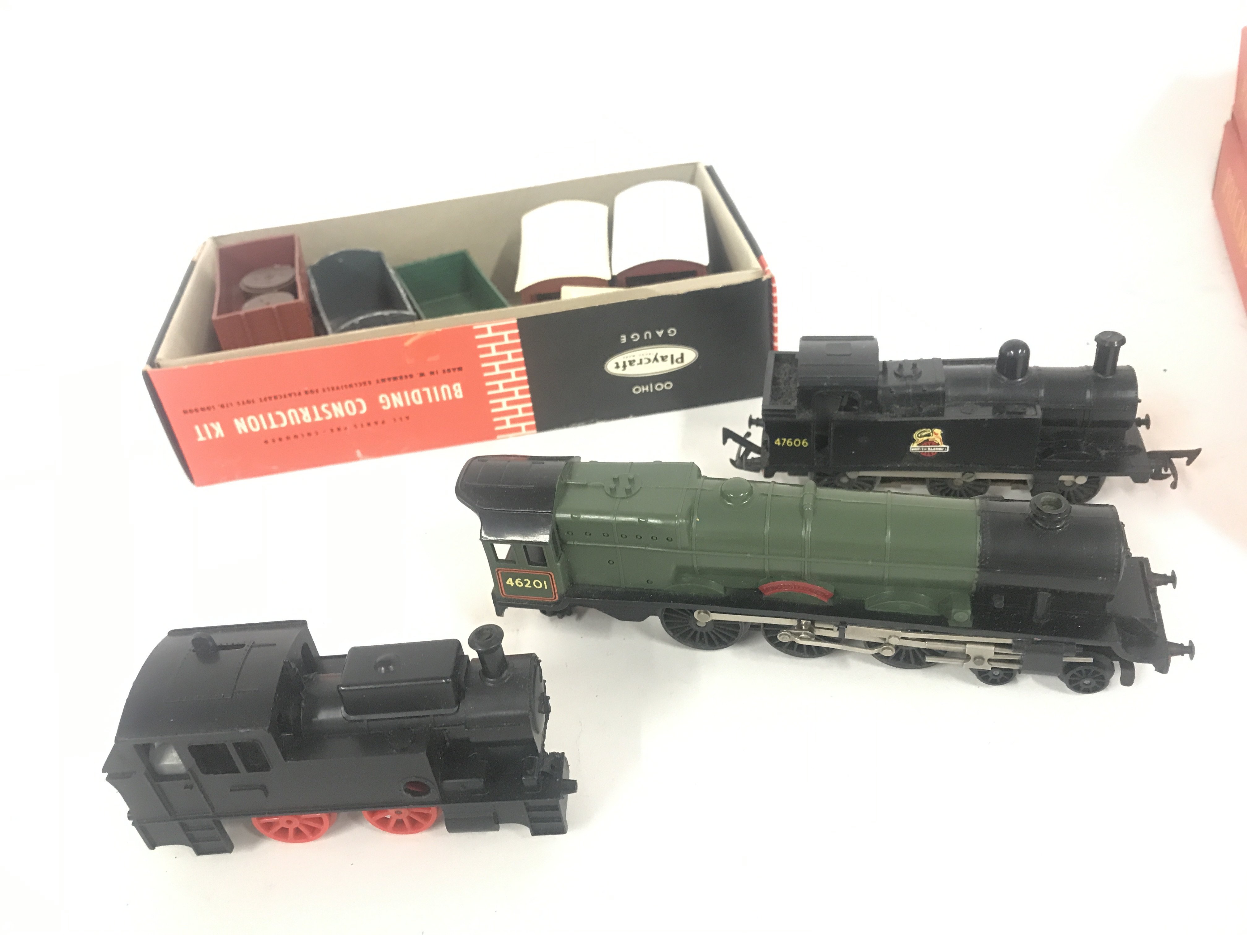A Small Collection of 00 Gauge Track. Wagons. 2 Electric Locomotives a Clockwork Goods Train A/F. Buildings Accessories Etc.(2).