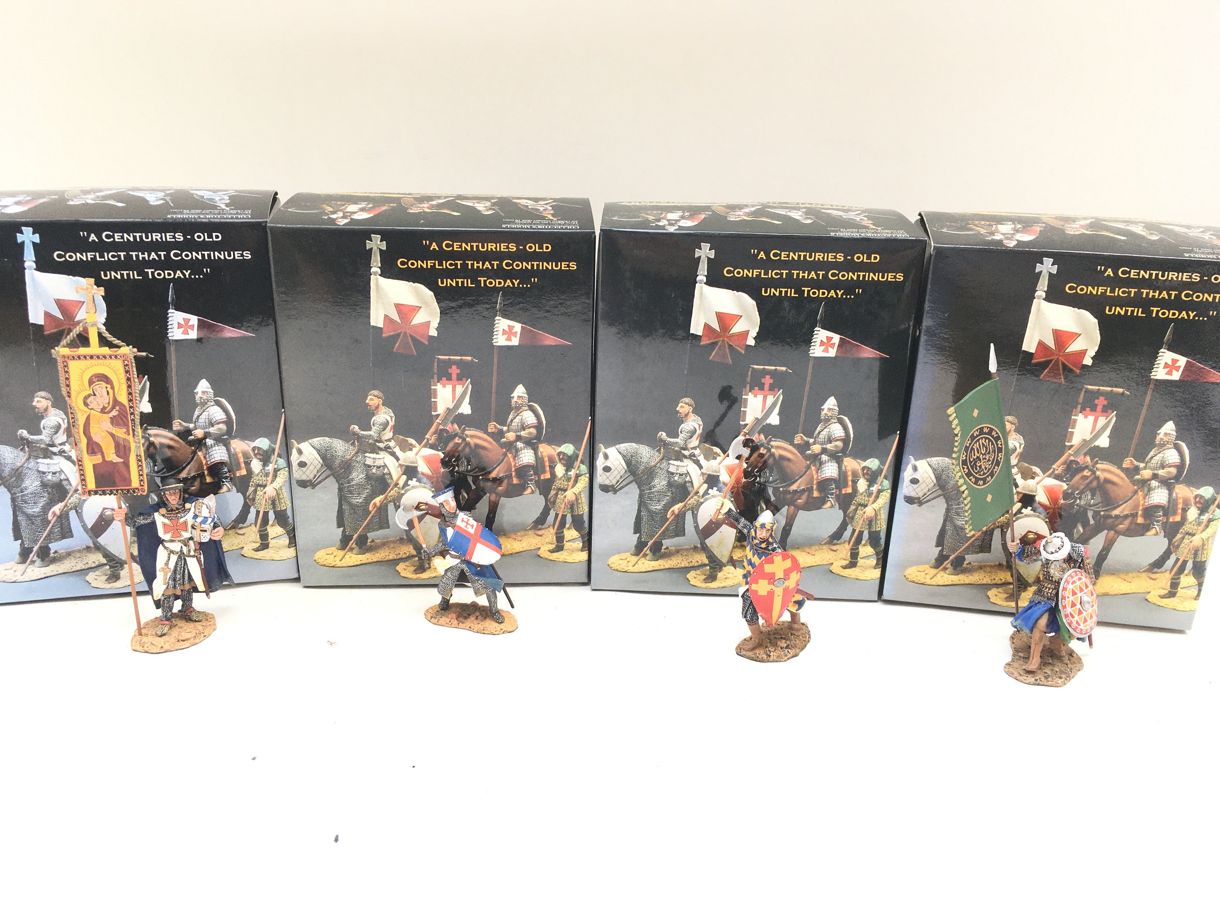 4 Boxed King And Country Crusaders Figures. A Bishop Of Tours. A Knight Fighting With Axe And Shield. Attacking With Axe And Wounded Saracen With Flag.(4).