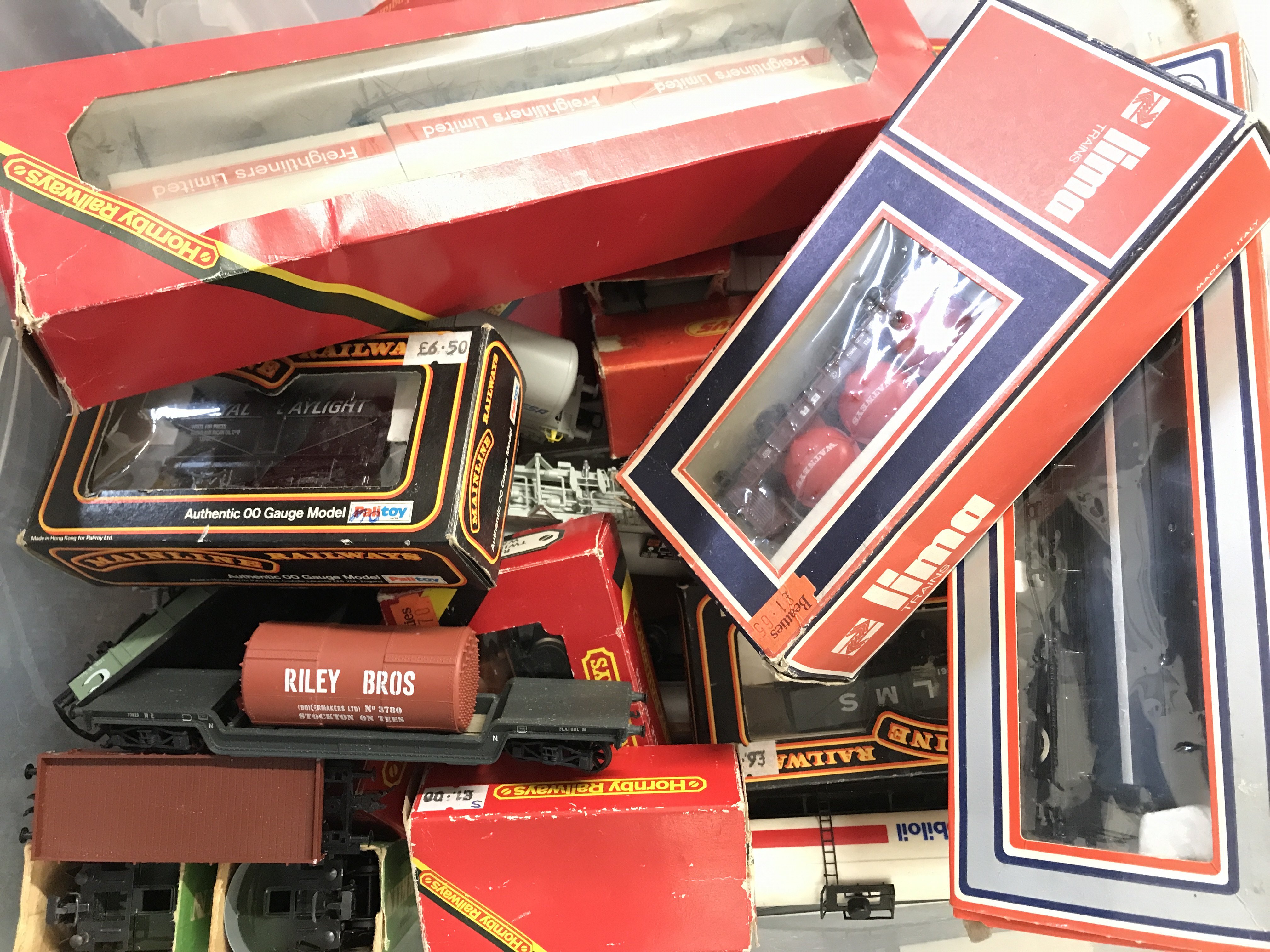 A Box Containing A Collection Of Boxed And Loose 00 Gauge Wagons. No Reserve.