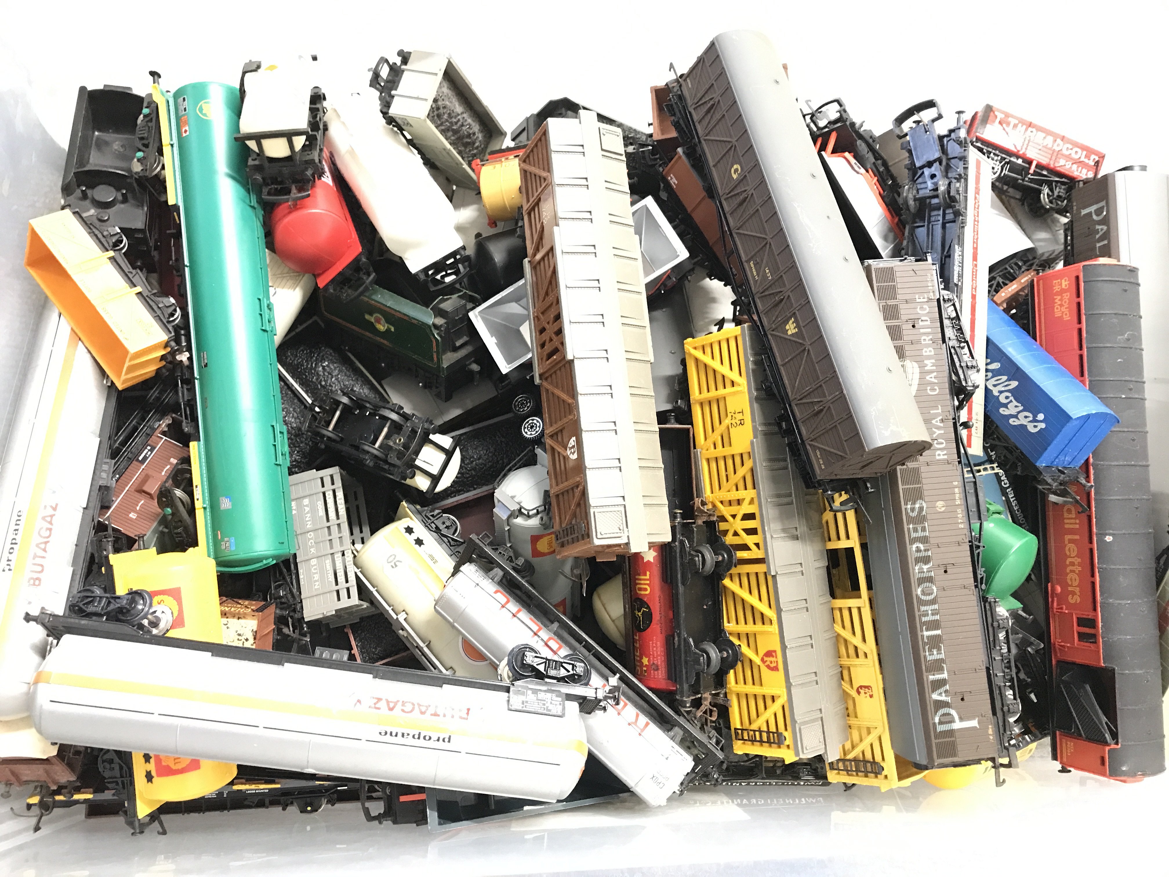 A Box Containing Loose 00 Gauge Wagons. No Reserve.