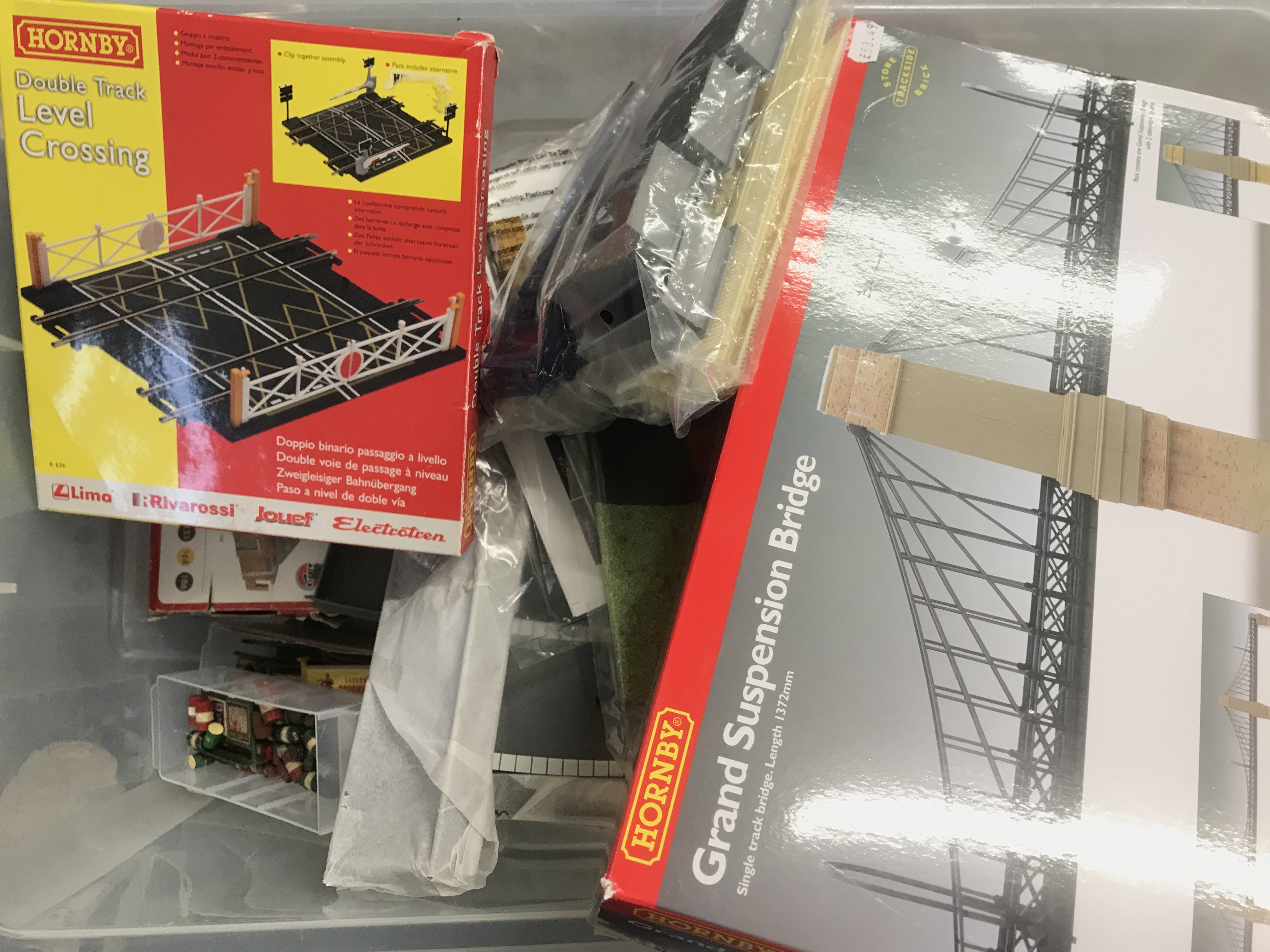 A Box Containing 00 Gauge Platforms. Buildings Etc. No Reserve.