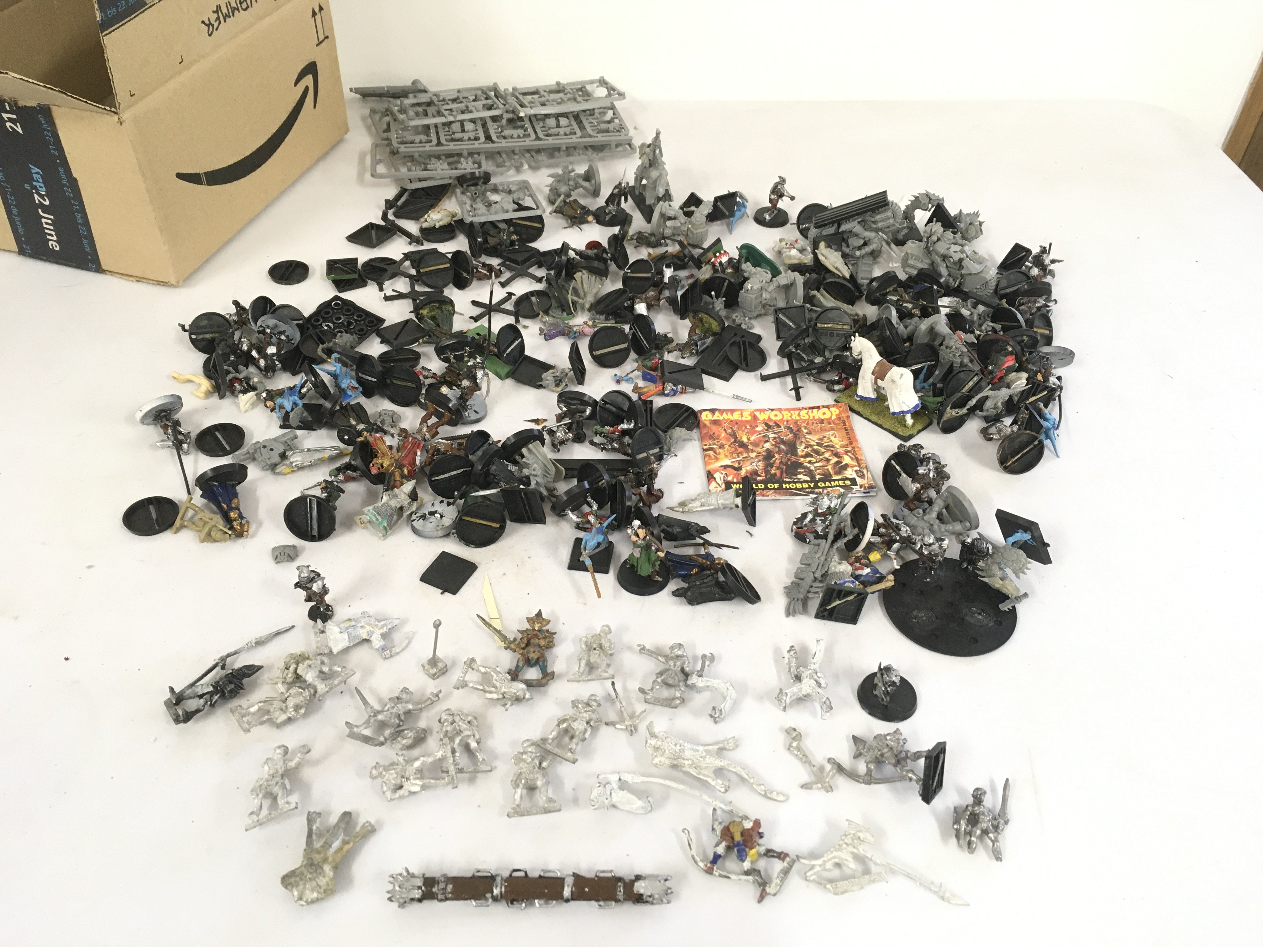 A mixed collection of warhammer figures in both metal and plastic..some unpainted.  No reserve 