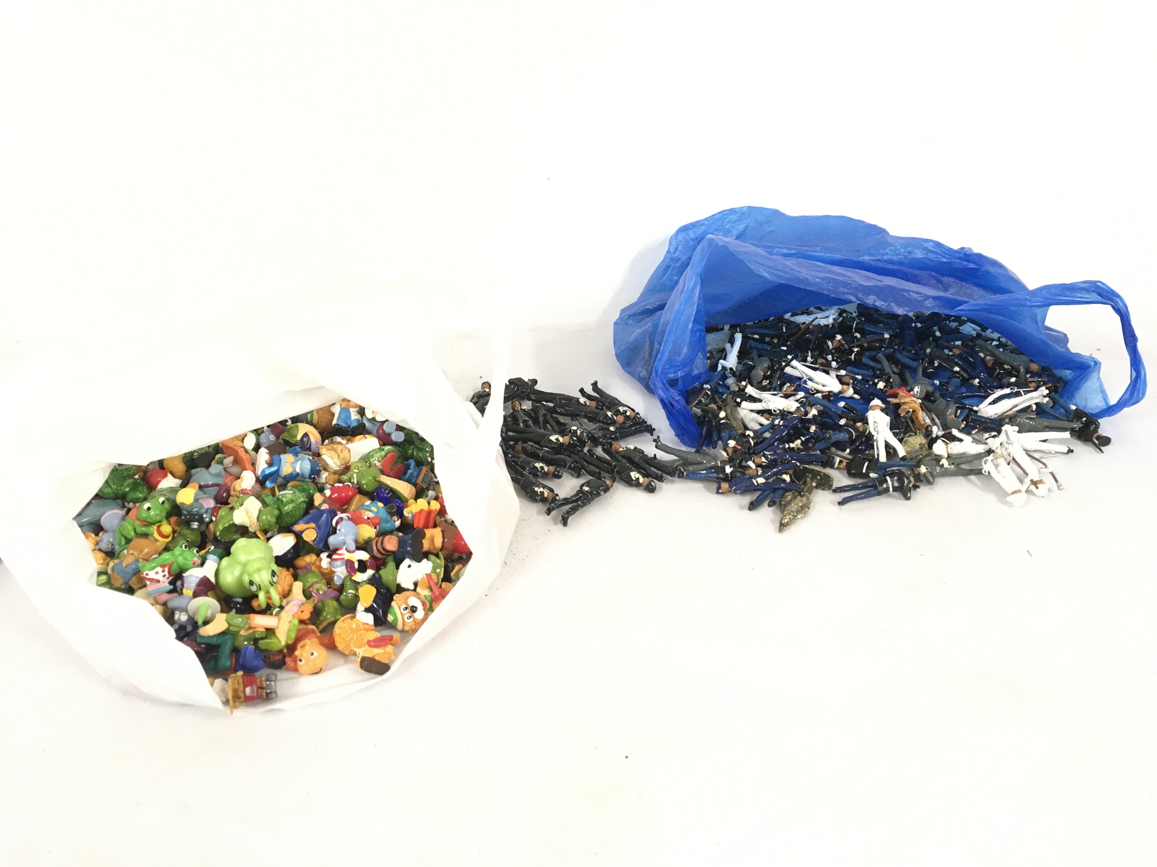 A large collection of metal assorted soldiers comprising marching..standing etc but without mounting  plateâ€¦plus policeman figures.  Also includes a large collection of figures featuring frogs..turtles..crocs..bears etc by Ferraro.  No reserve.




 